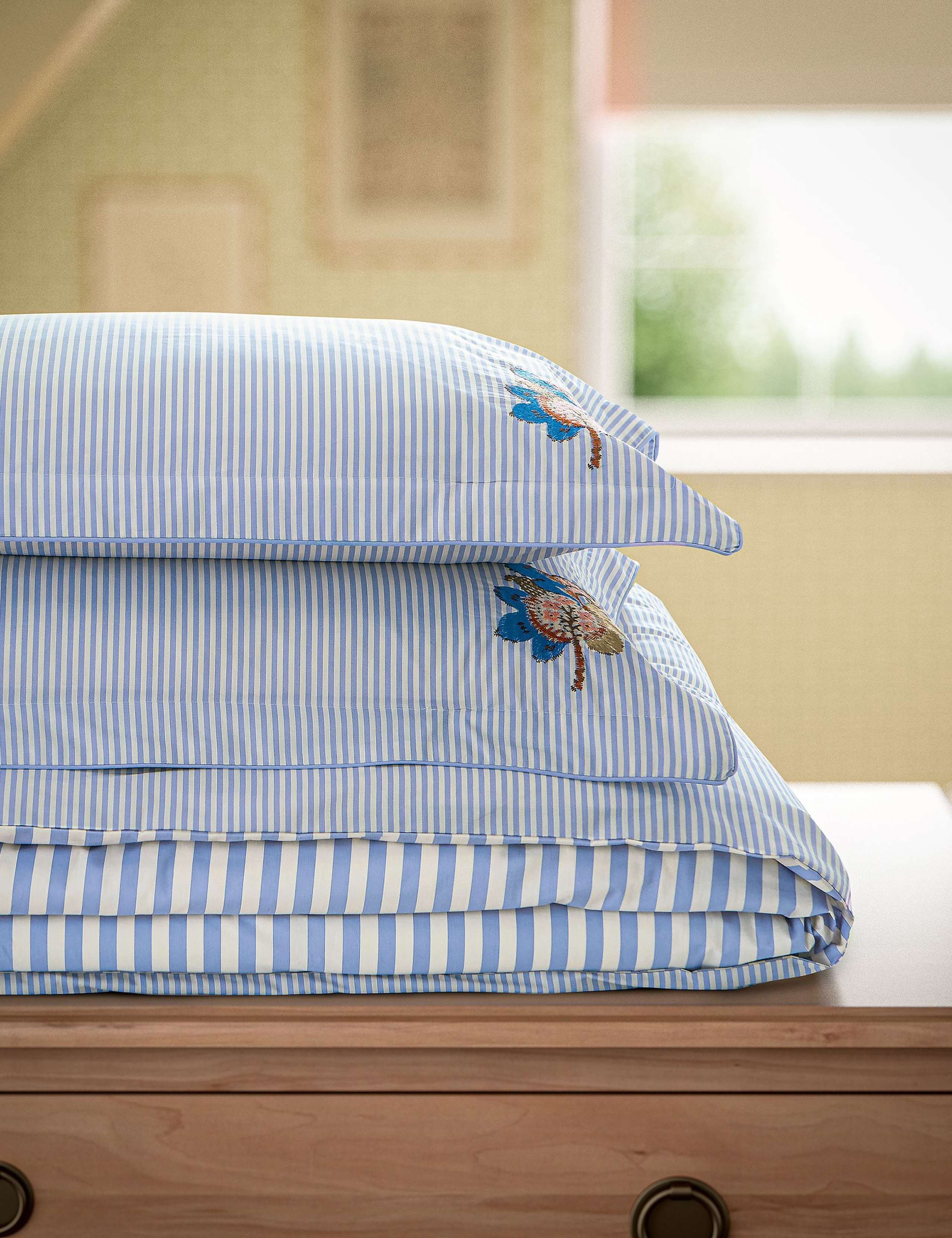 Earlsford Foulard Striped Bedding Set 6 of 6