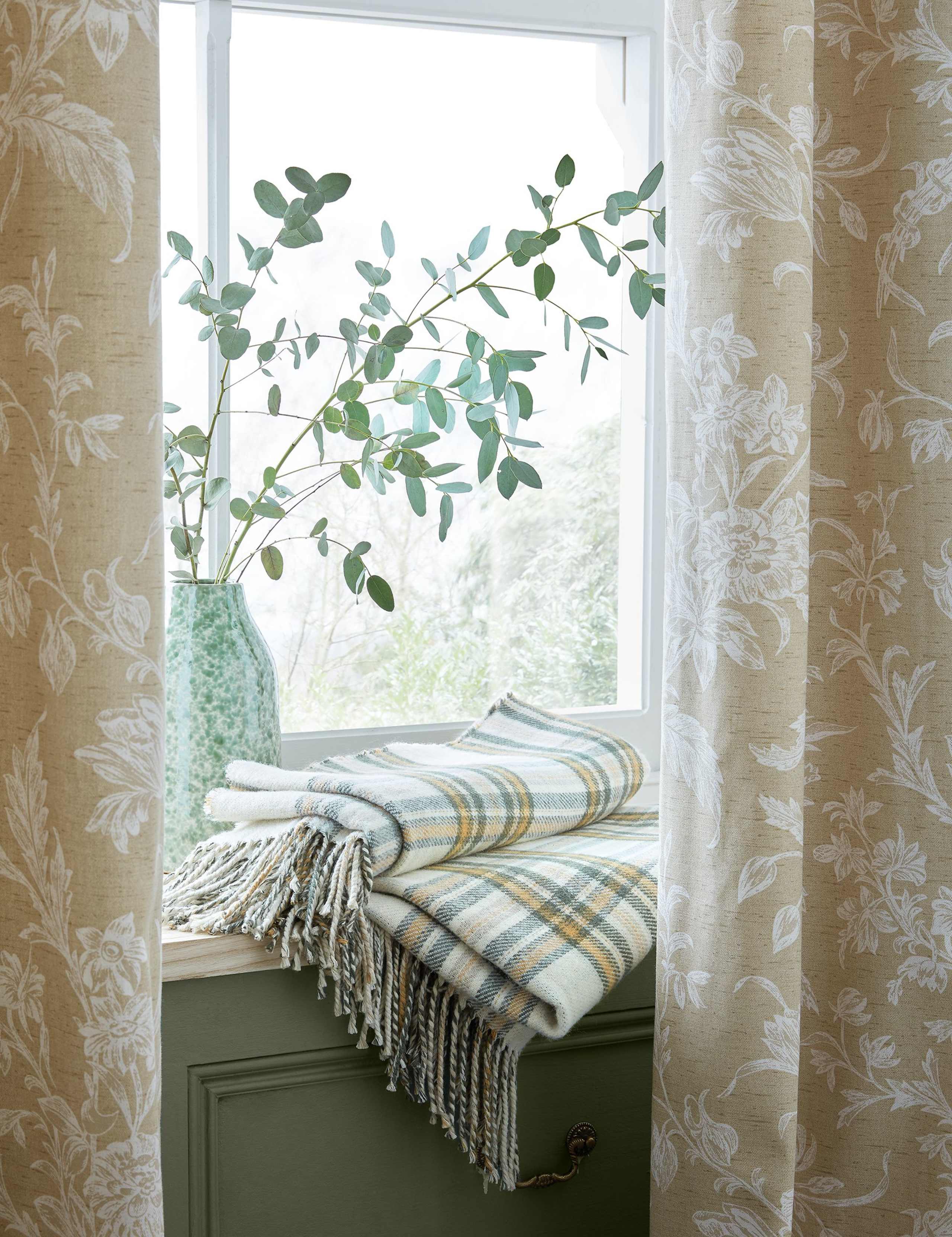 Lloyd Pure Cotton Eyelet Curtains 4 of 4