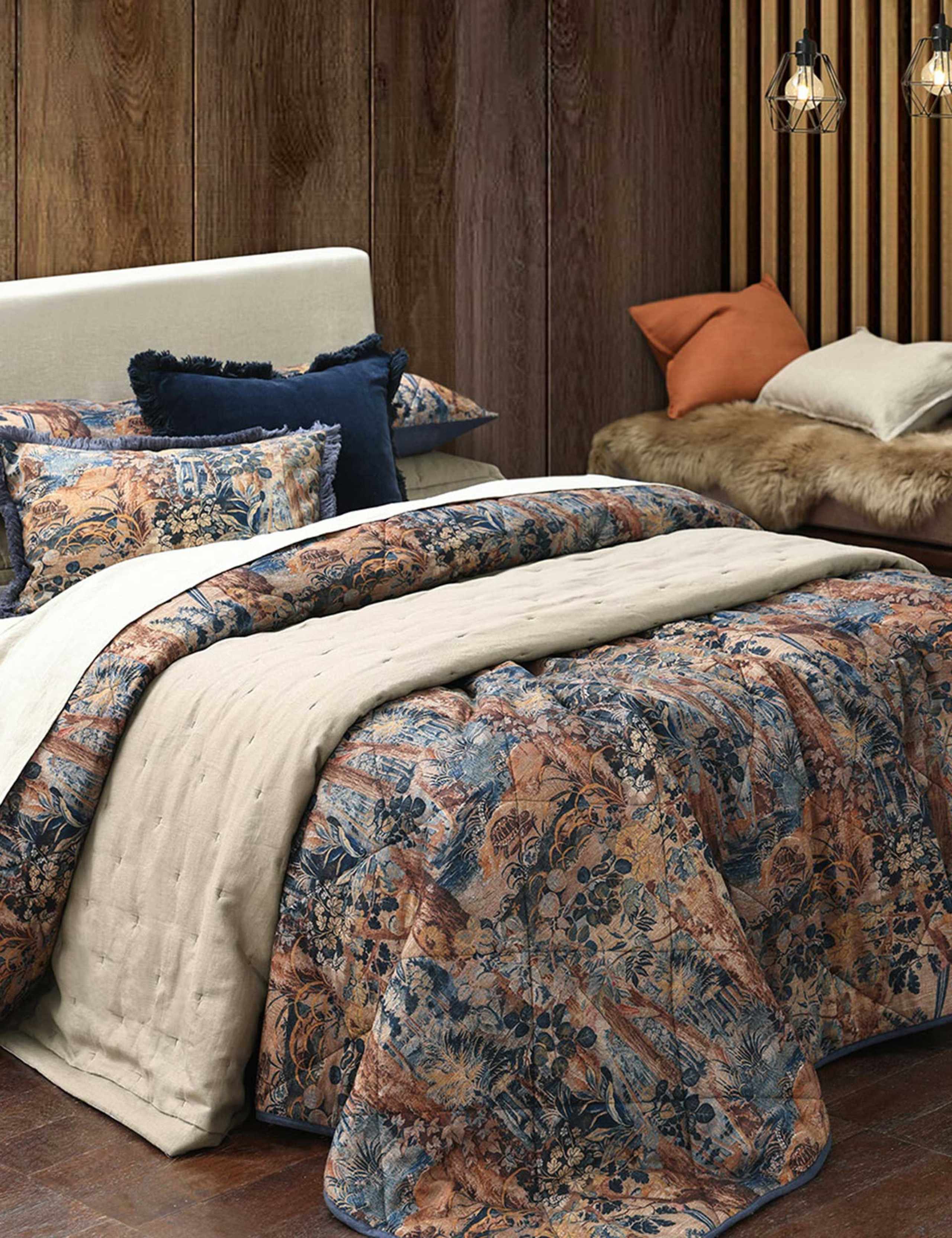 Cotton Rich Kashan Bedding Set with Linen 2 of 4