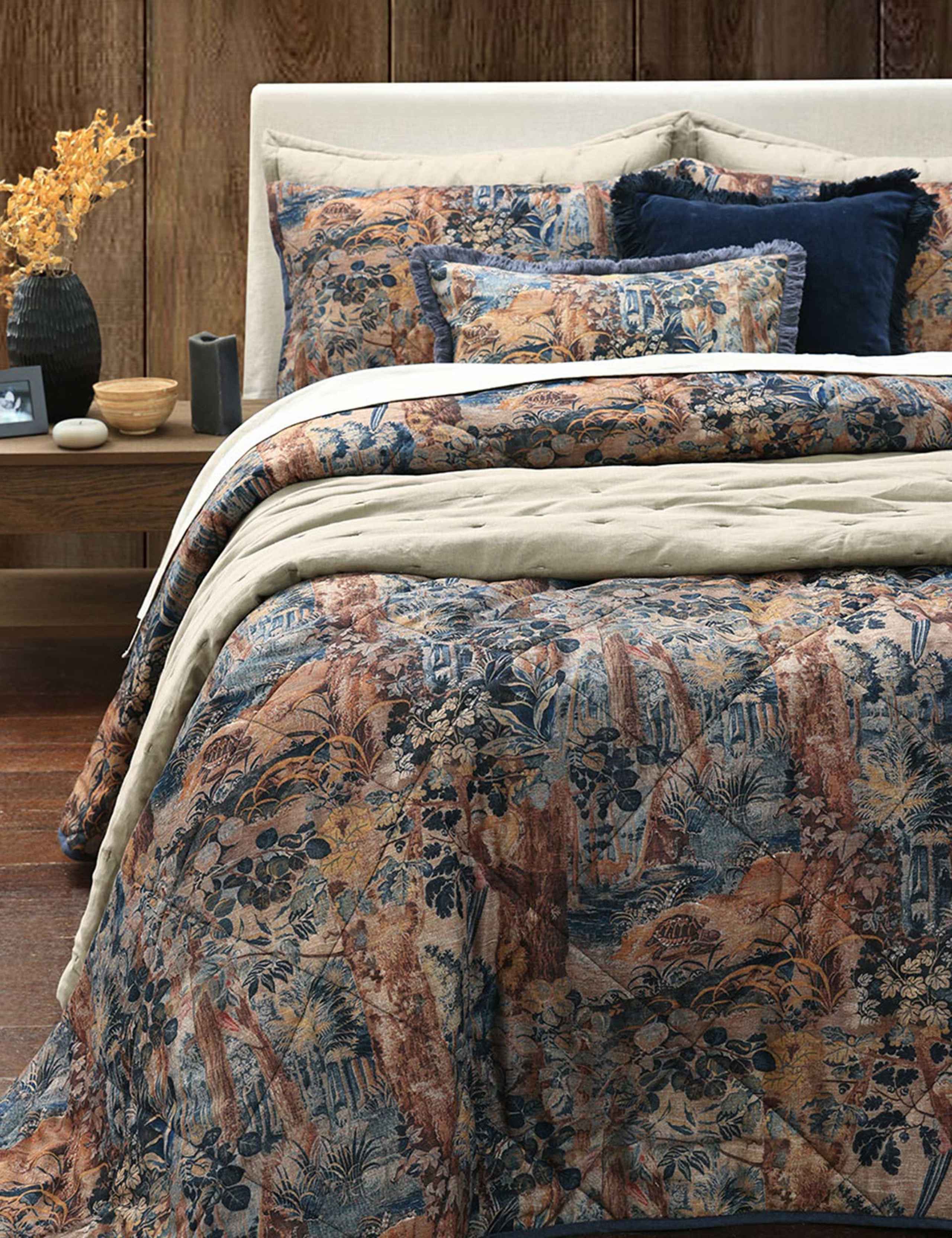 Cotton Rich Kashan Bedding Set with Linen 3 of 4