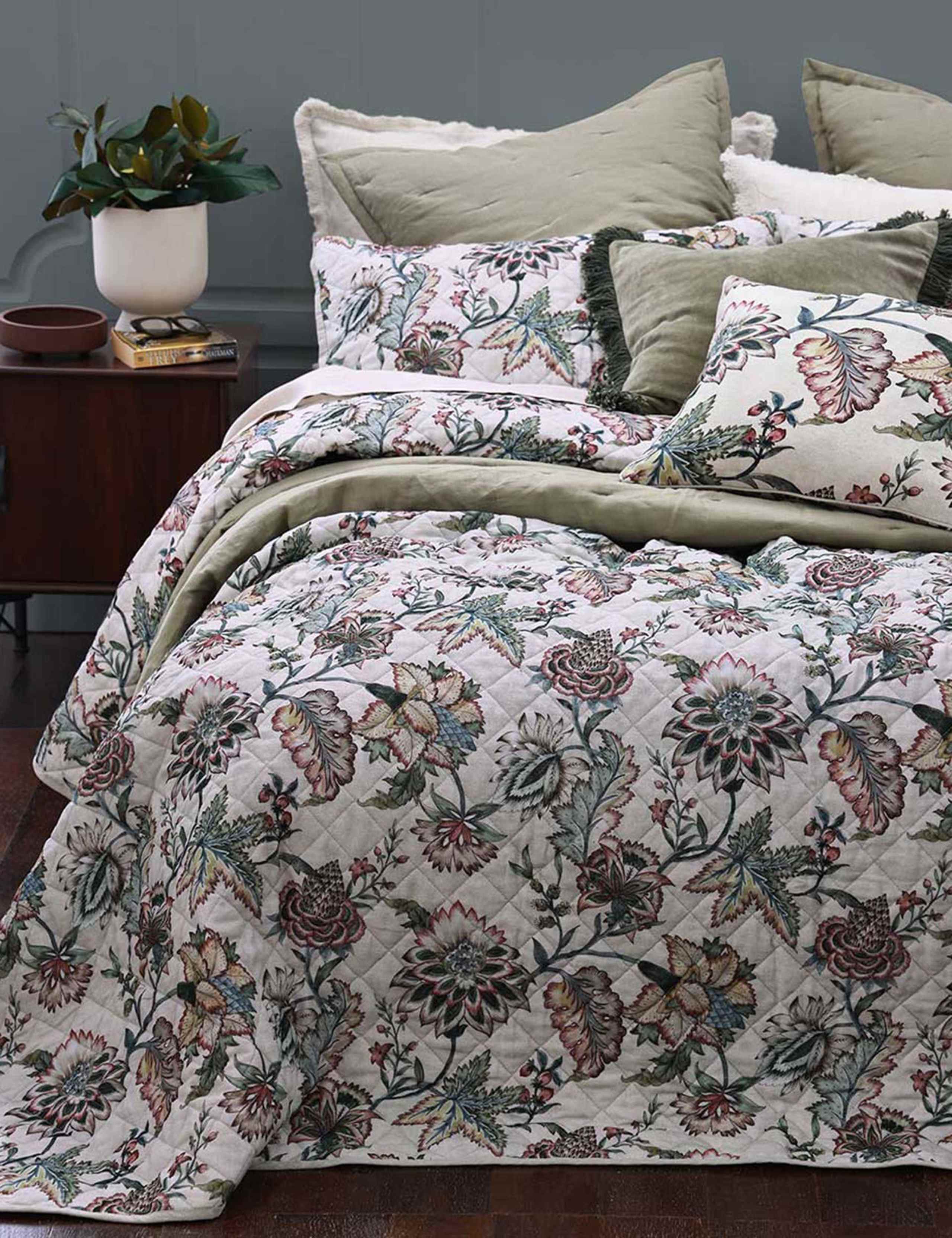 Cotton Rich Cordelia Bedding Set with Linen 1 of 4