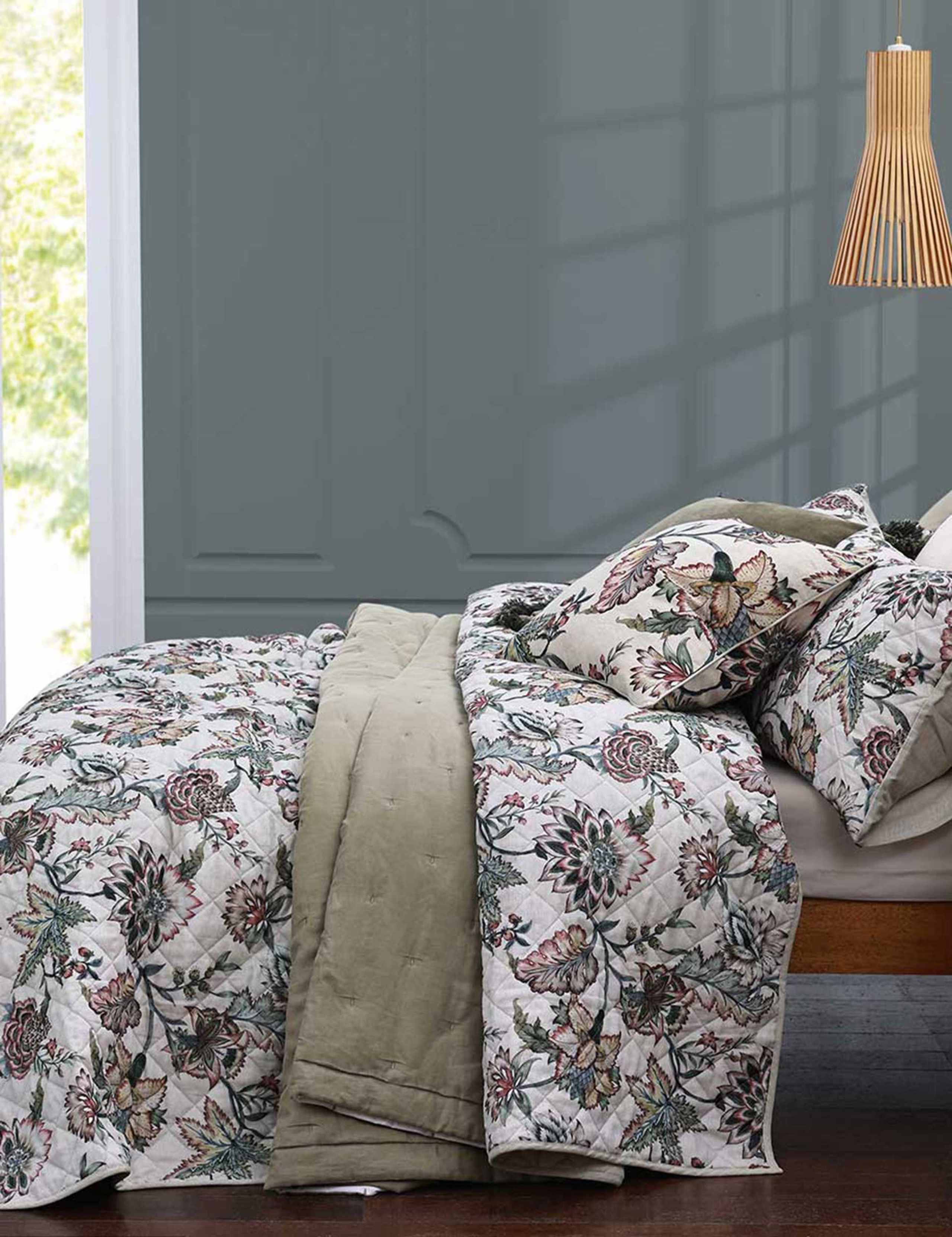 Cotton Rich Cordelia Bedding Set with Linen 2 of 4