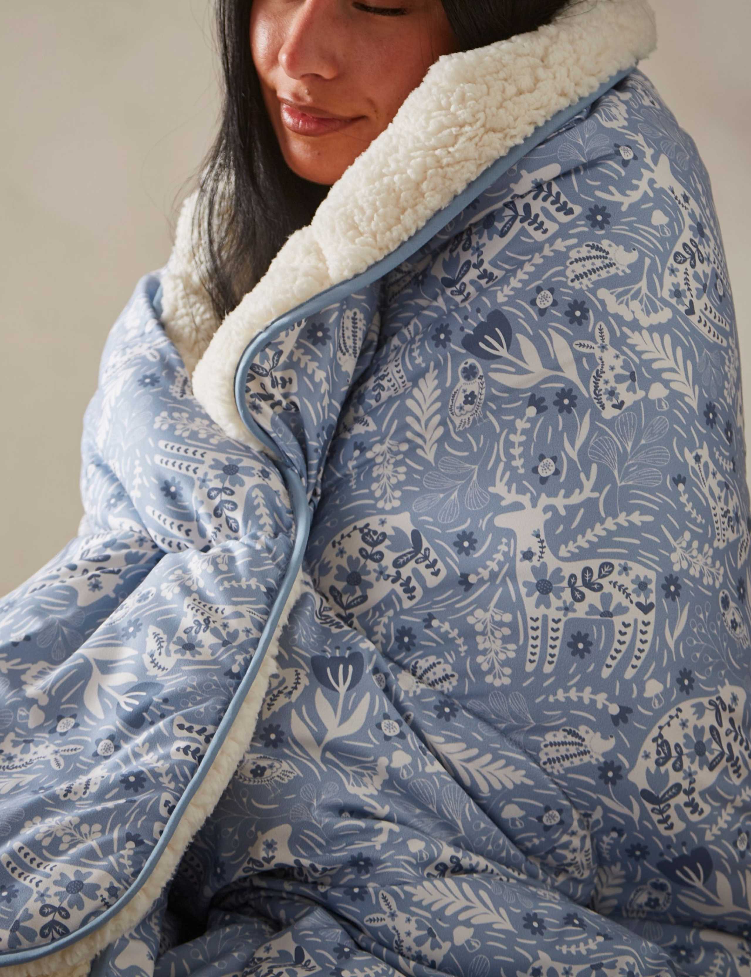 Cosy Fleece Winter Wonderland Throw 1 of 5