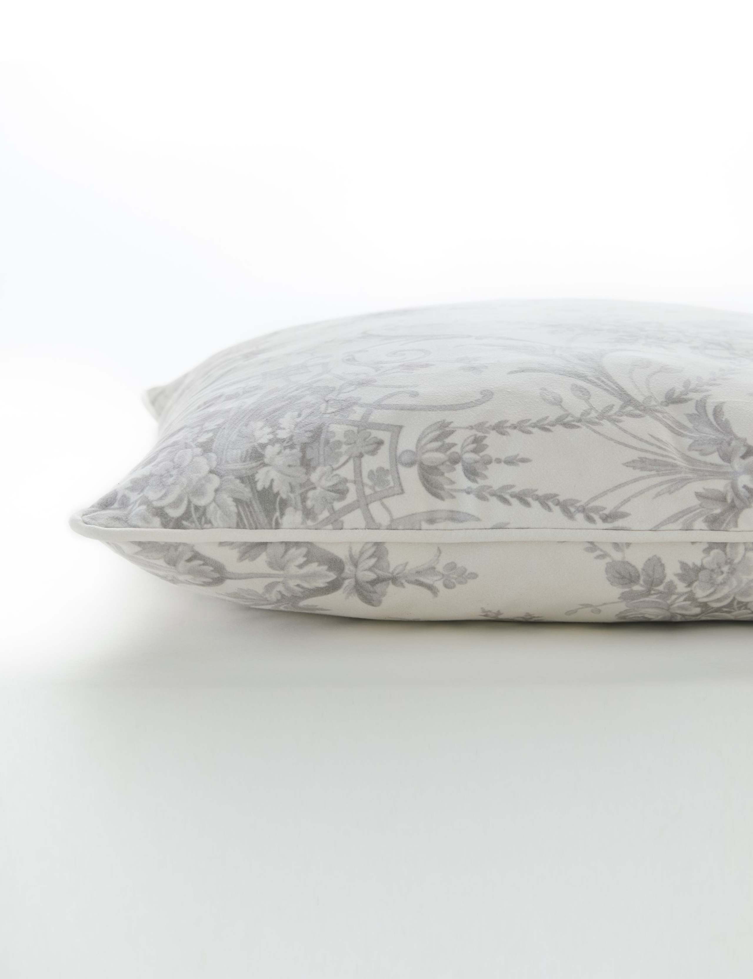 Tuileries Velvet Piped Cushion 3 of 4