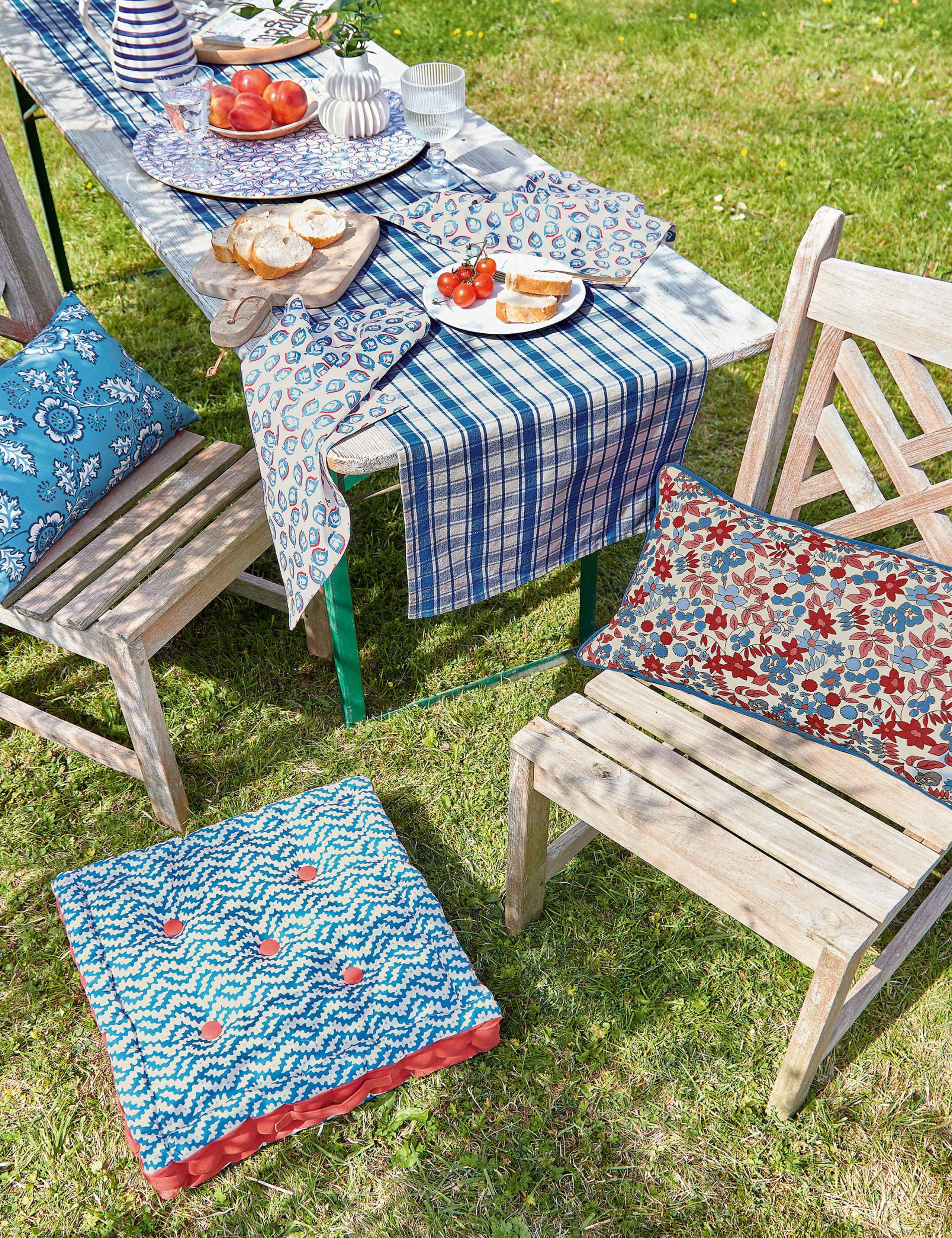 River Outdoor Cushion 2 of 3