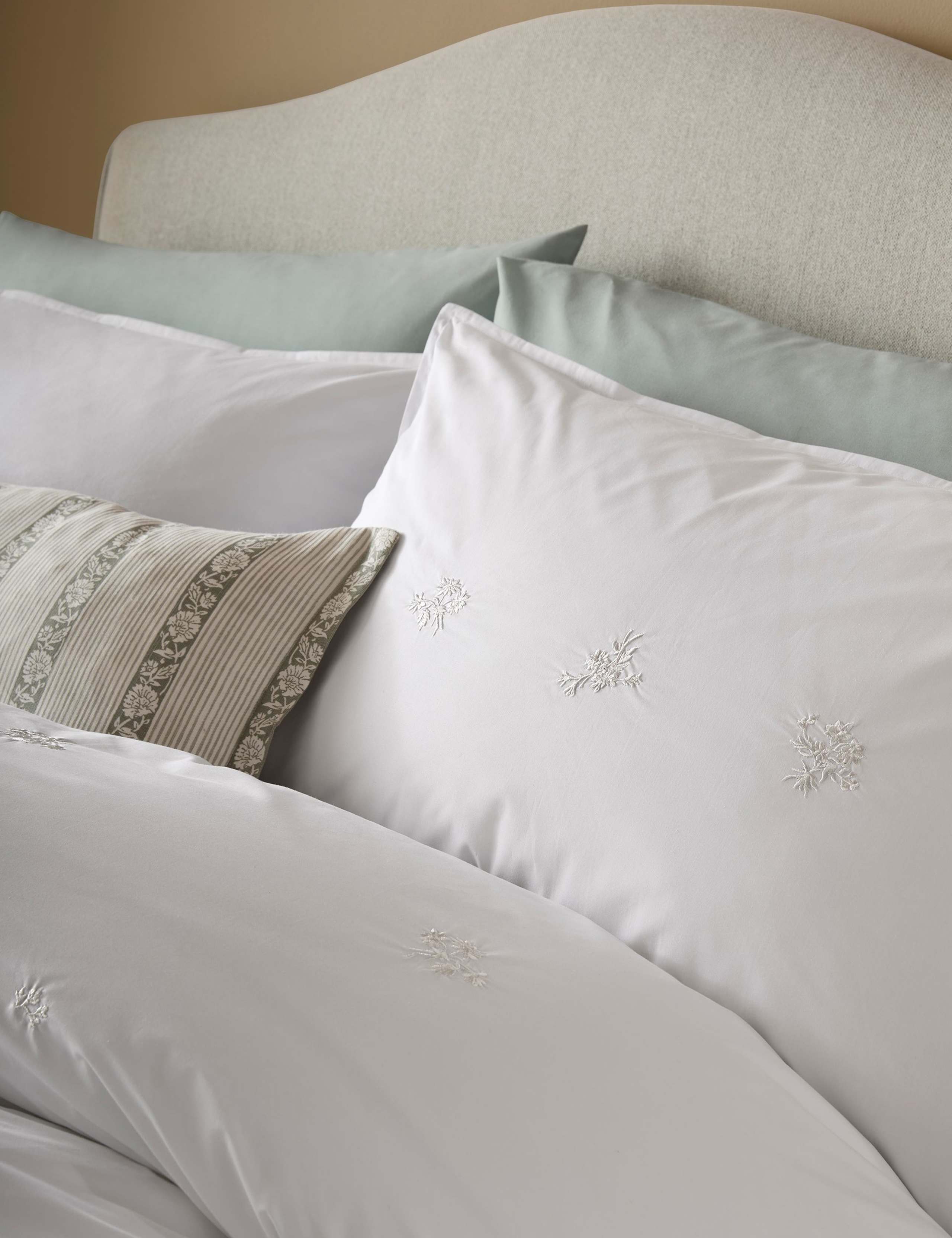 Set of 2 Keeleigh Posy Pure Cotton Pillowcases 1 of 2