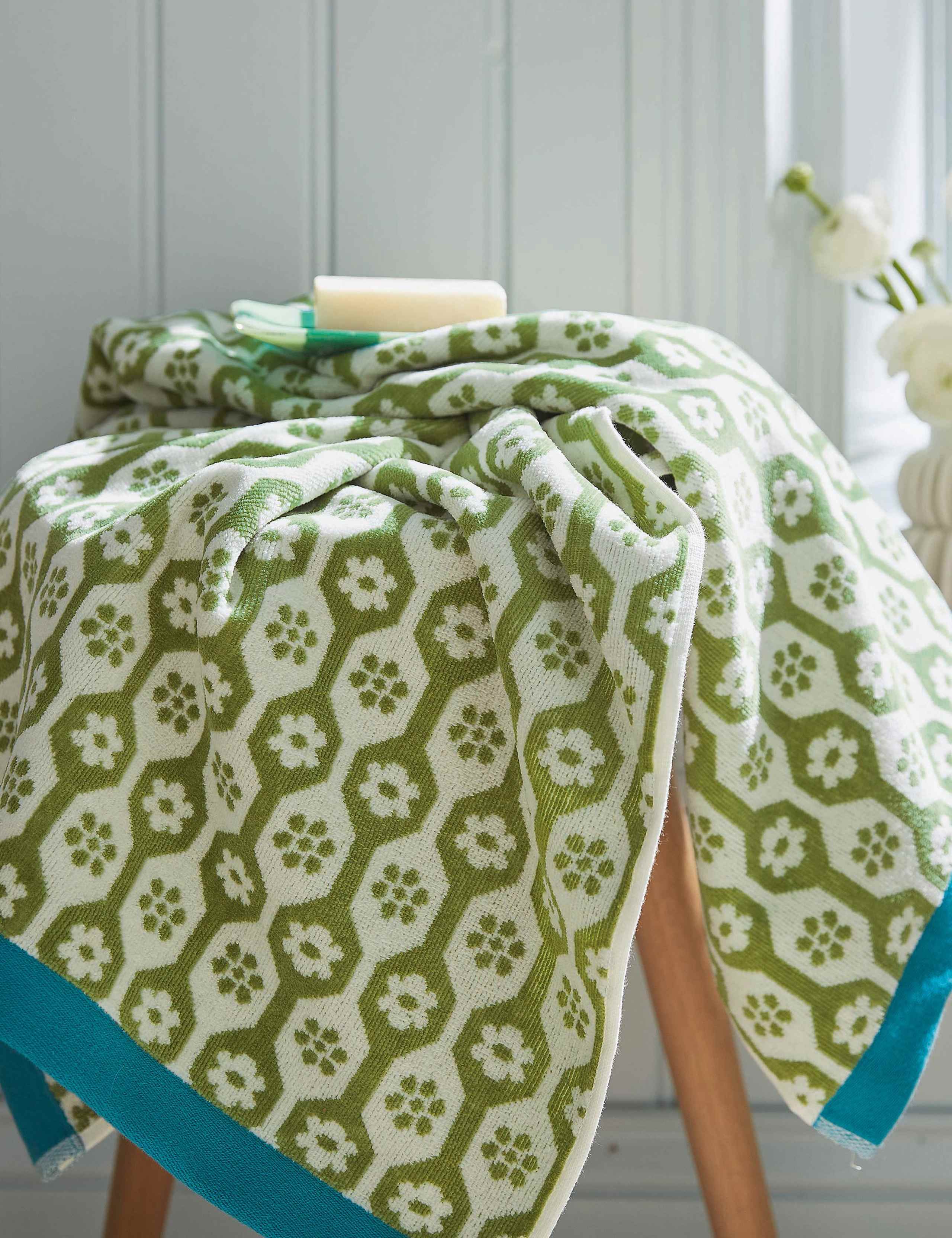 Pure Cotton Daisy Towel 1 of 2