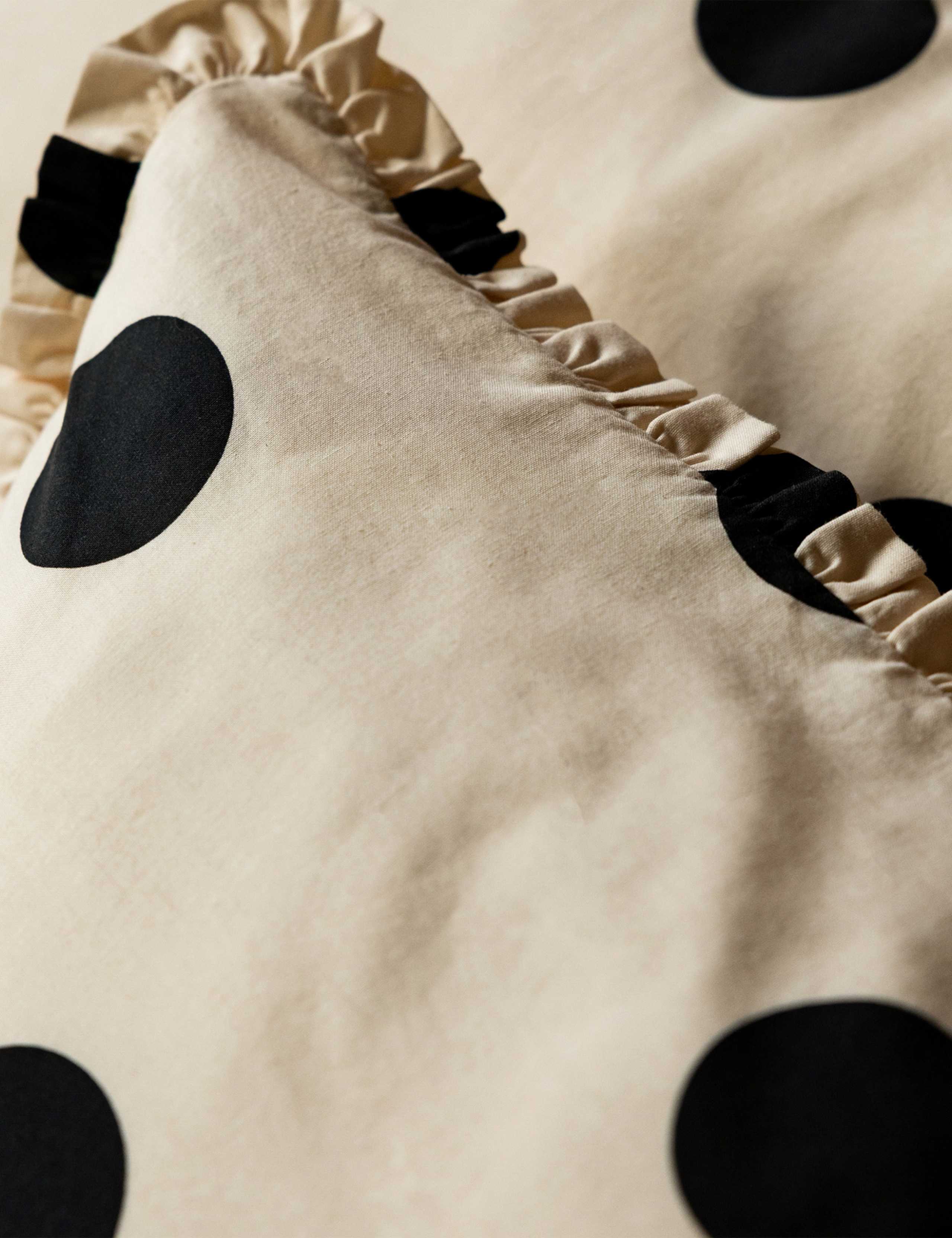 Pure Cotton Dot Noir Ruffled Bedding Set 4 of 4
