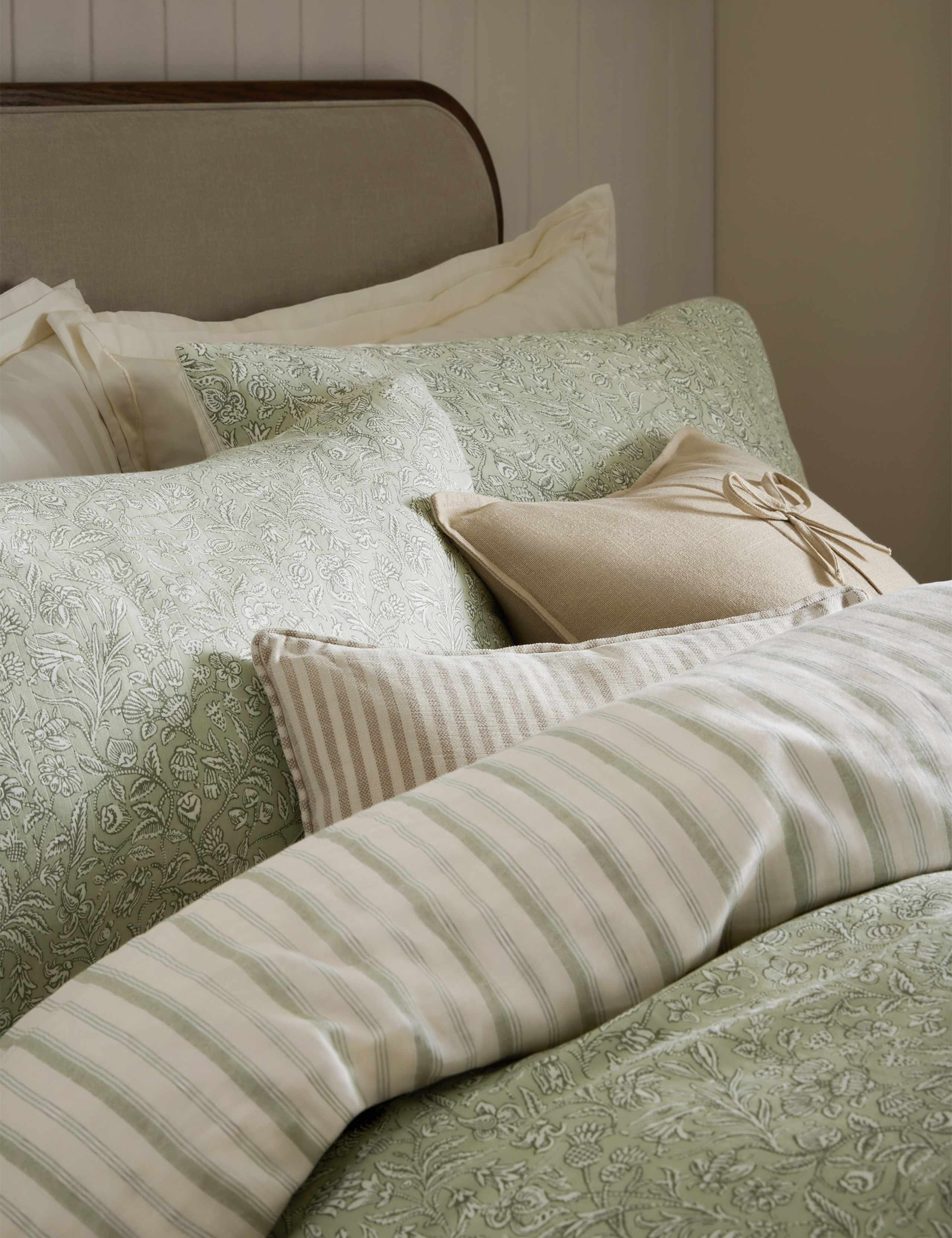 Elmdon Floral Reversible Bedding Set 4 of 4