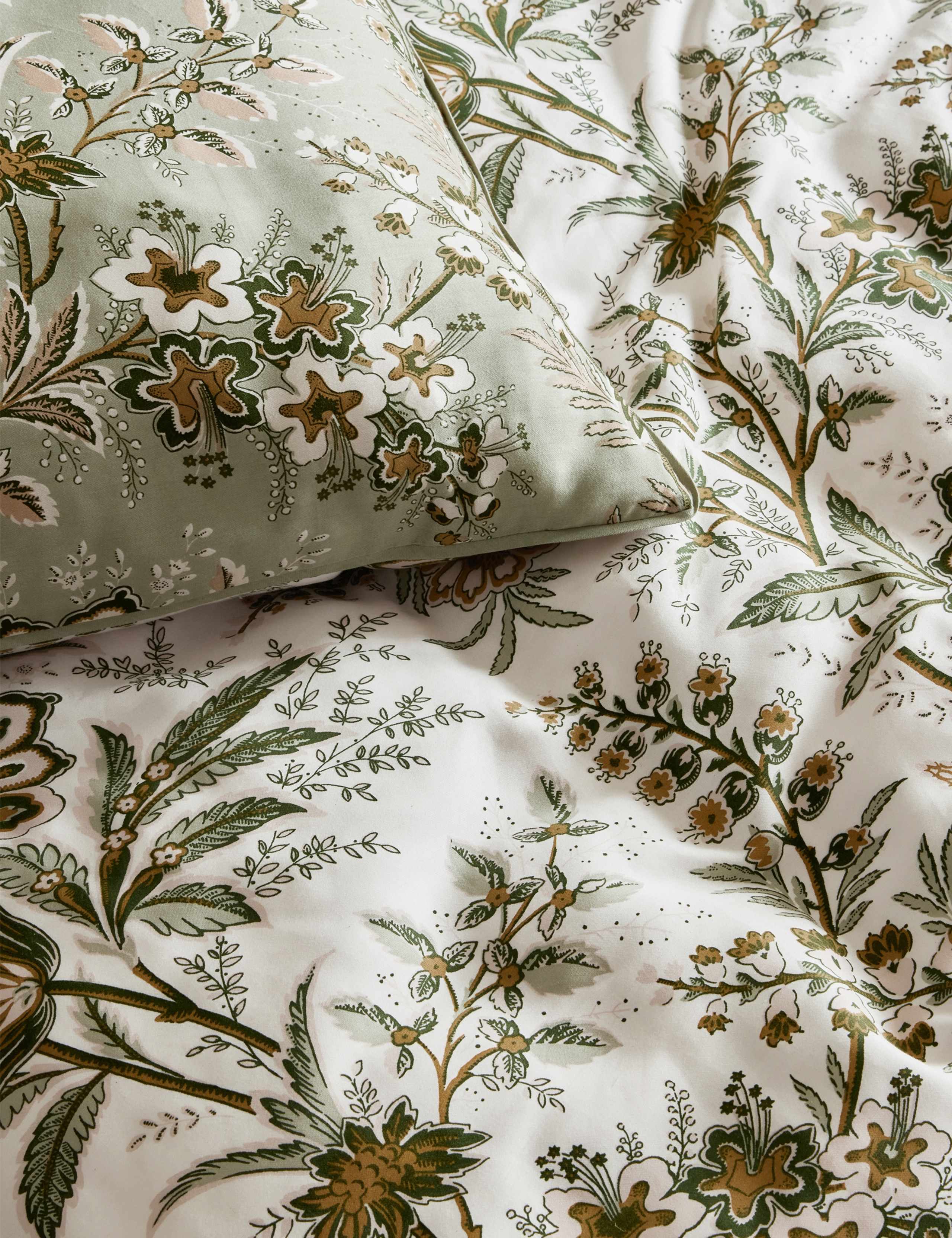 Marlbrook Floral Reversible Bedding Set 4 of 5