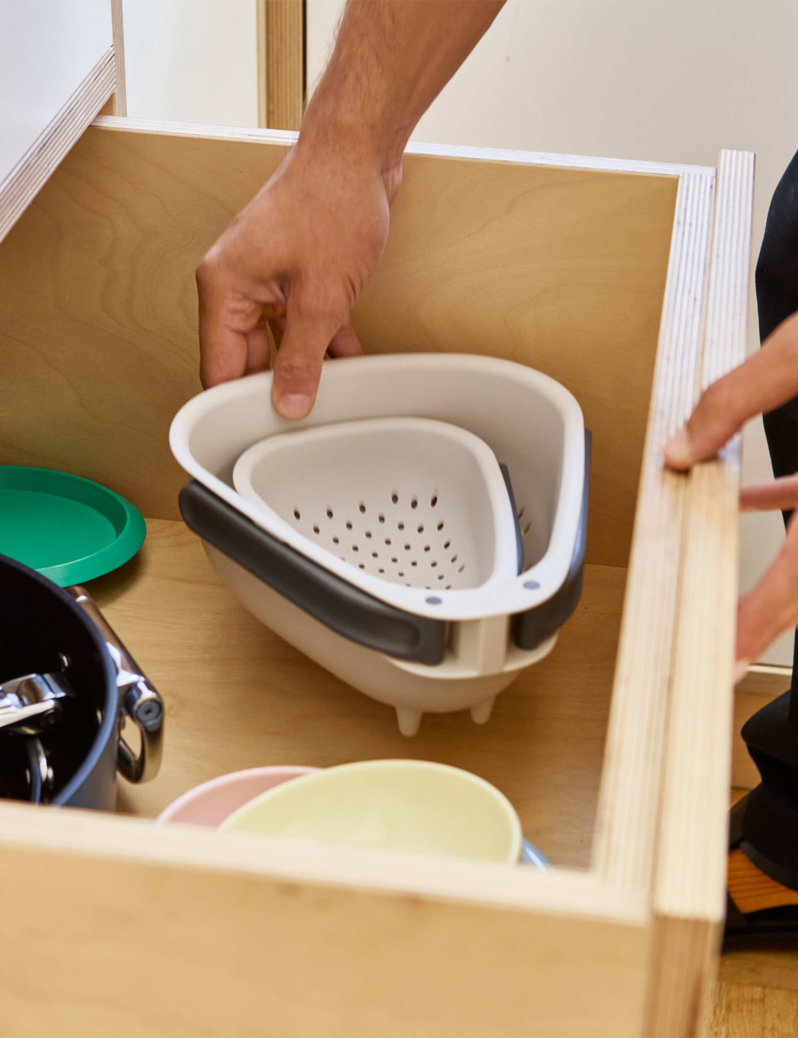 Droplet Colander with Folding Handles 5 of 5