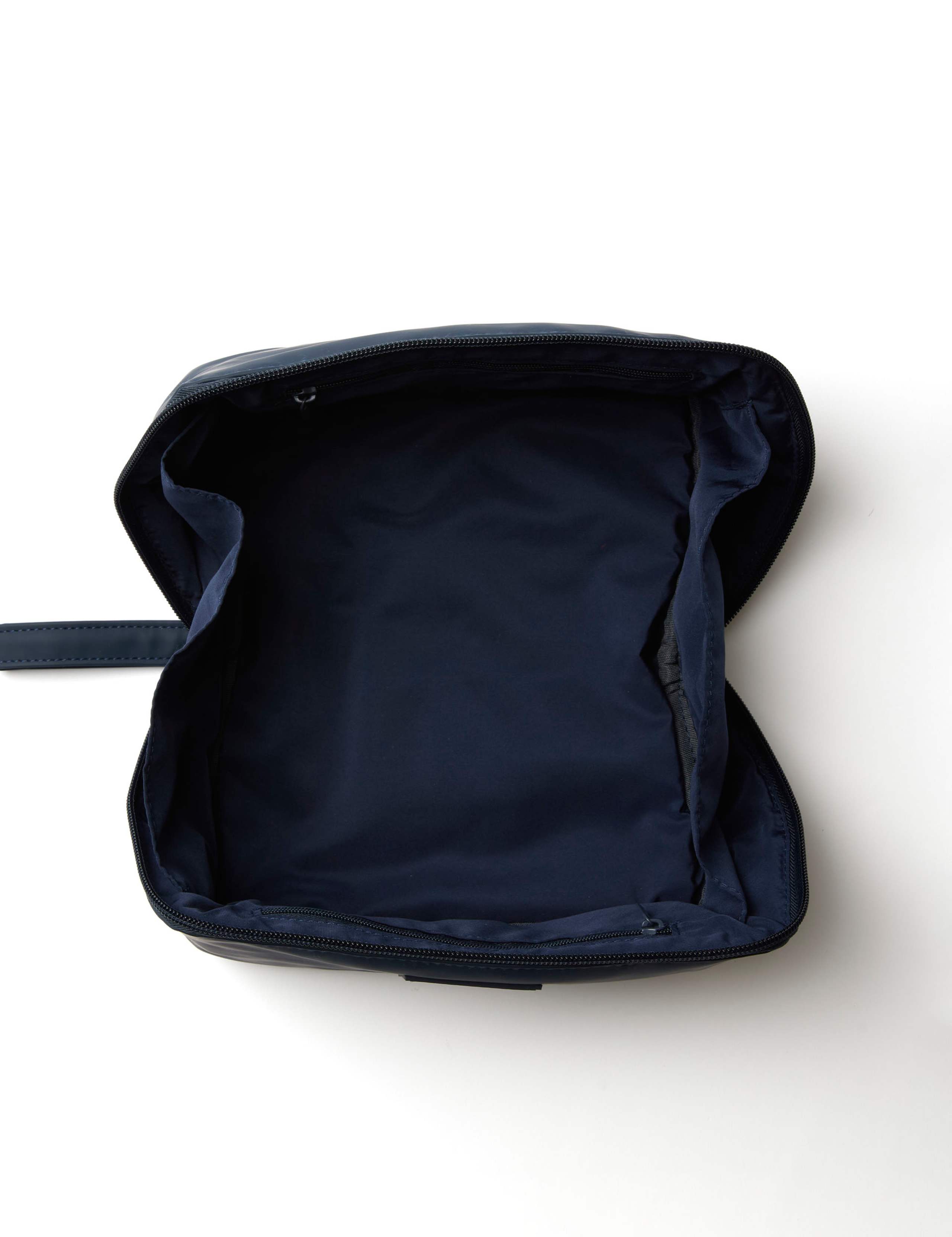 The Toiletry Carry 5 of 7