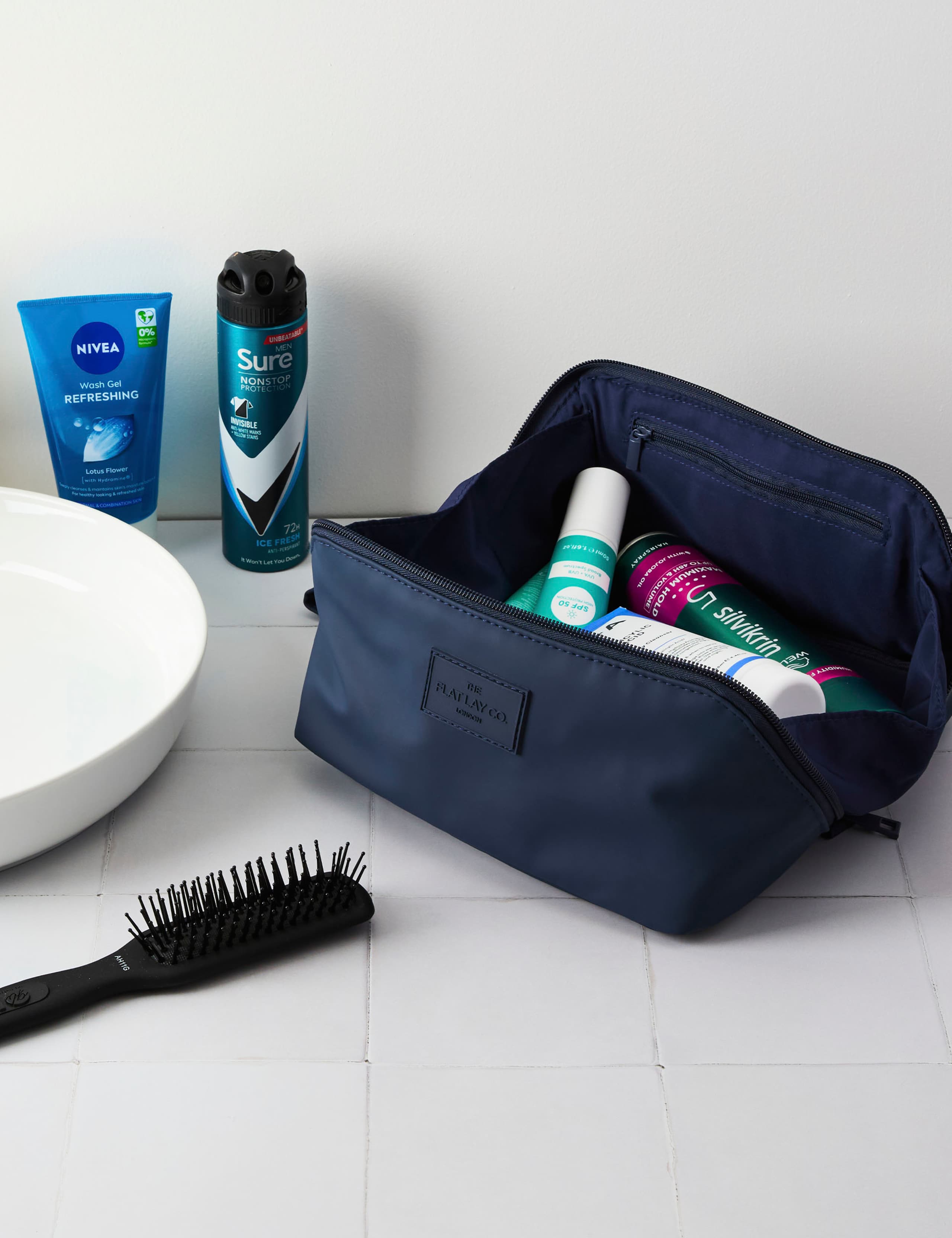 The Toiletry Carry 6 of 7