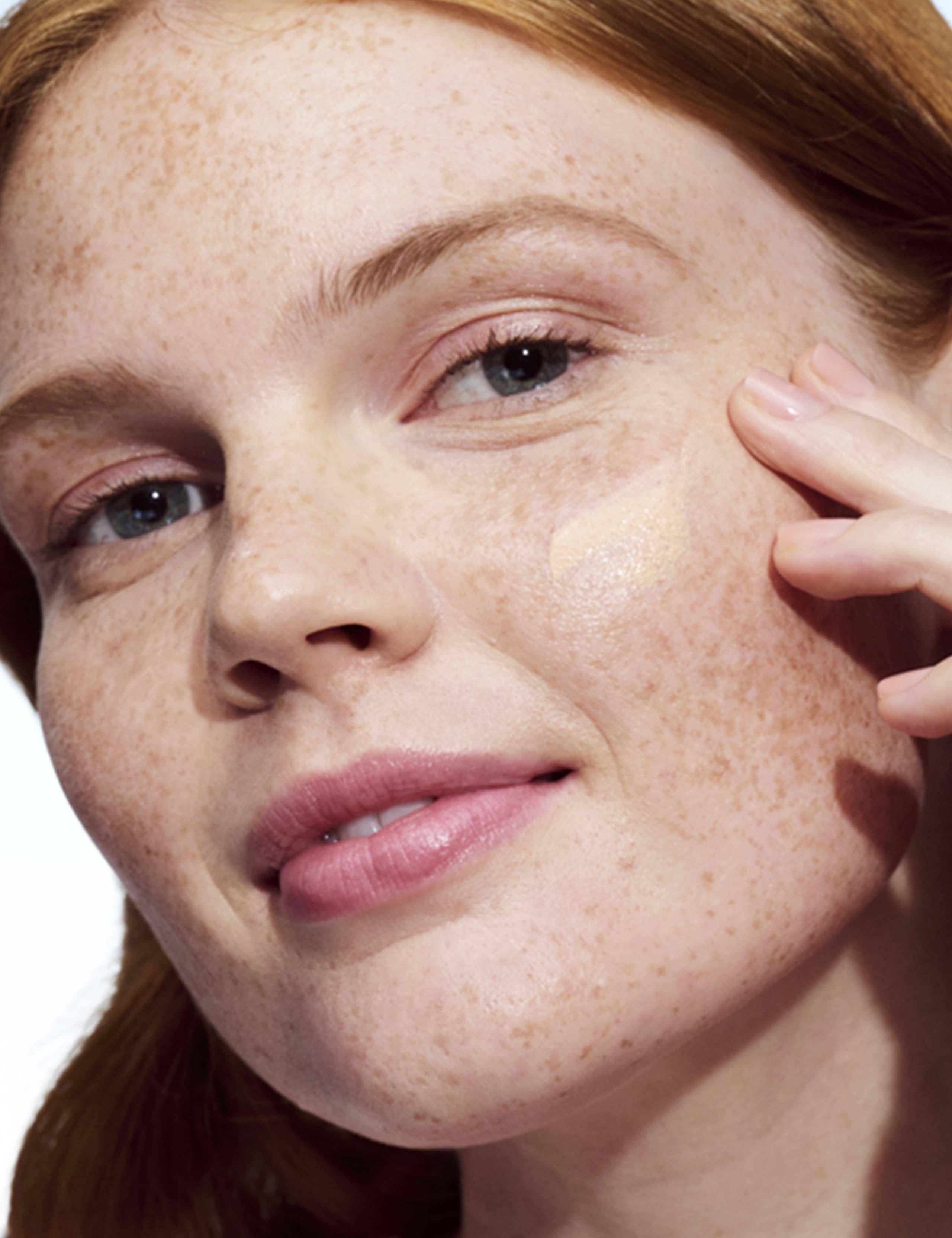 Even Better Clinical™ Vitamin Makeup SPF 50 30ml 8 of 9