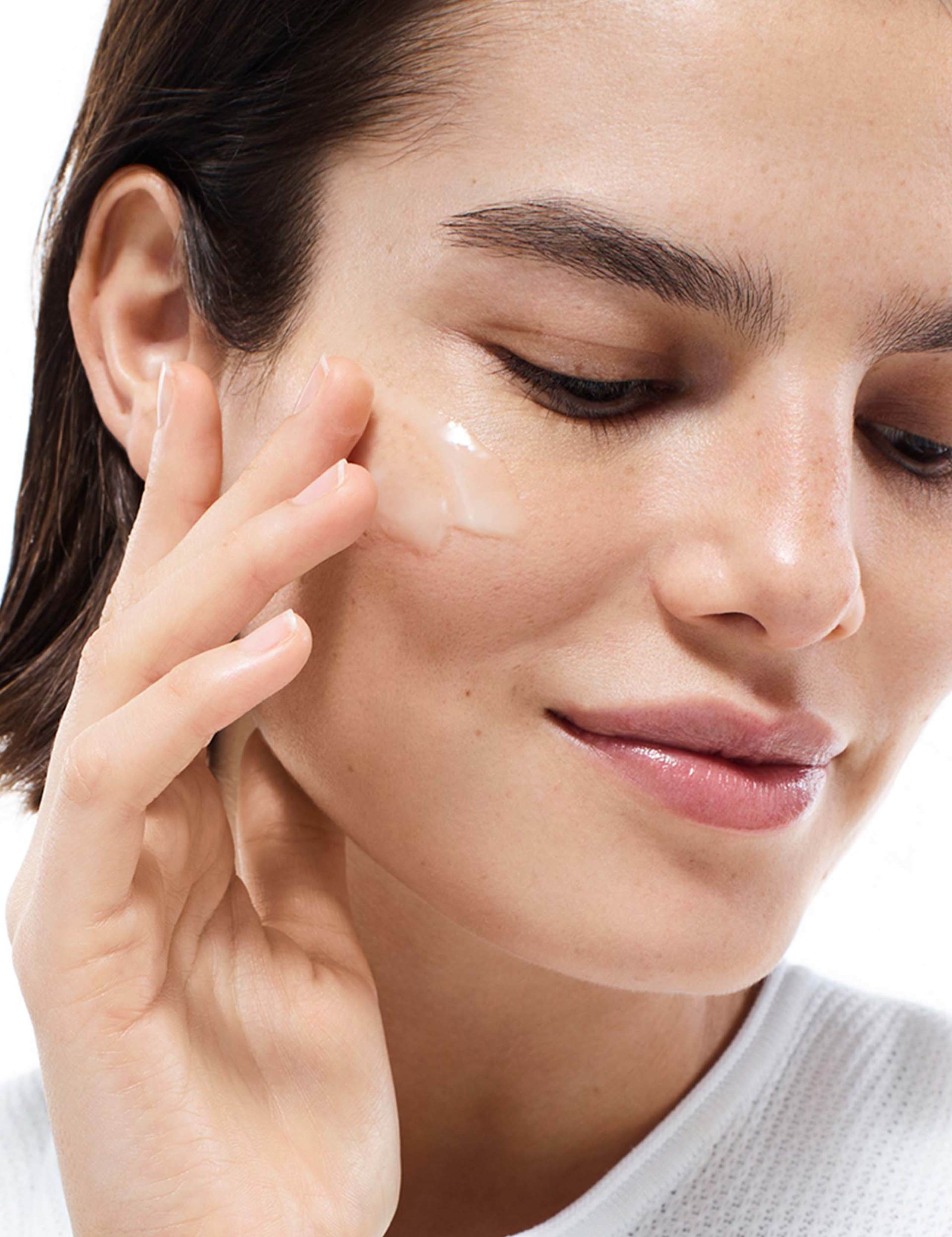 Even Tone Experts: Brightening Skincare Gift Set 4 of 5