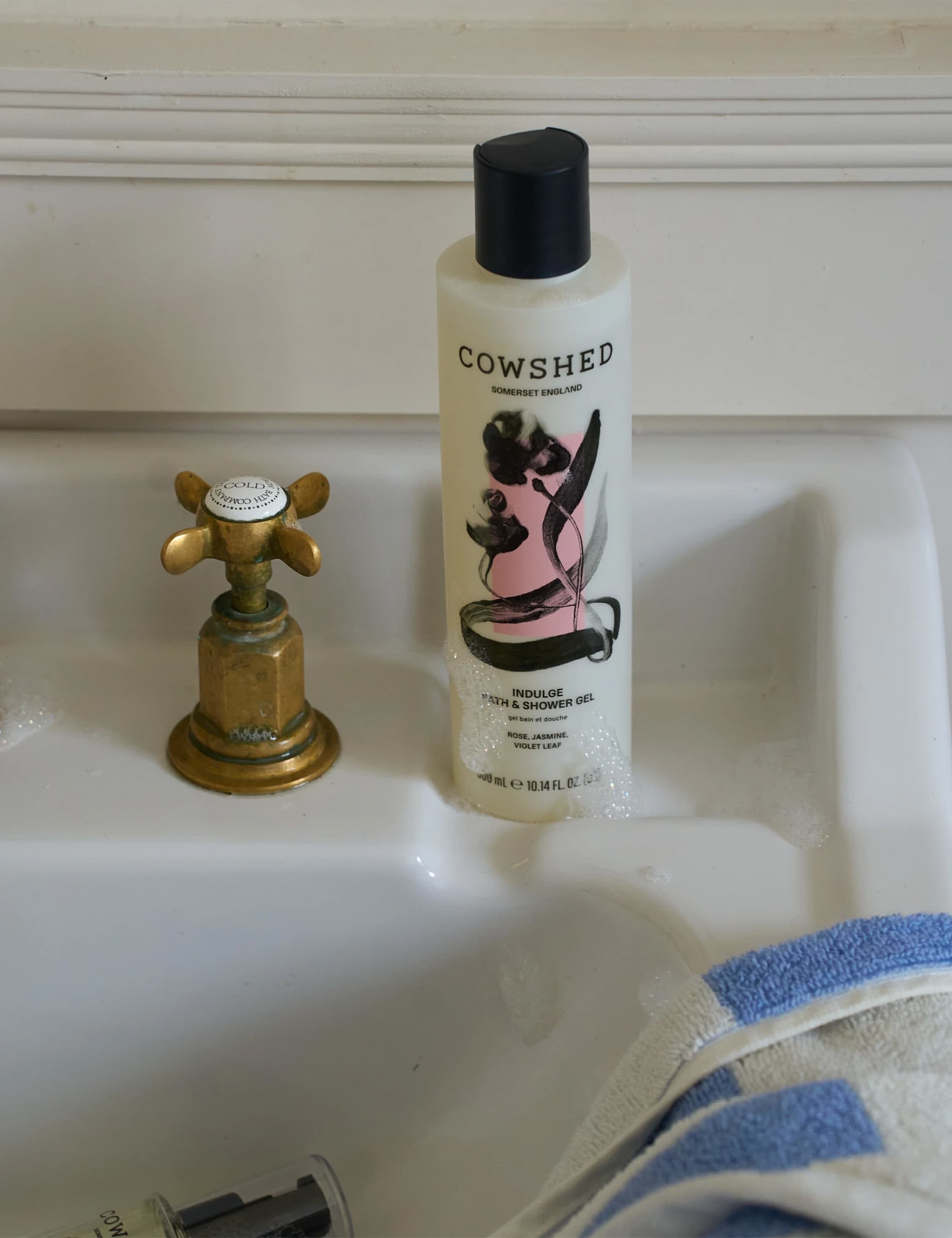Indulge Bath and Shower Gel 300ml 4 of 5