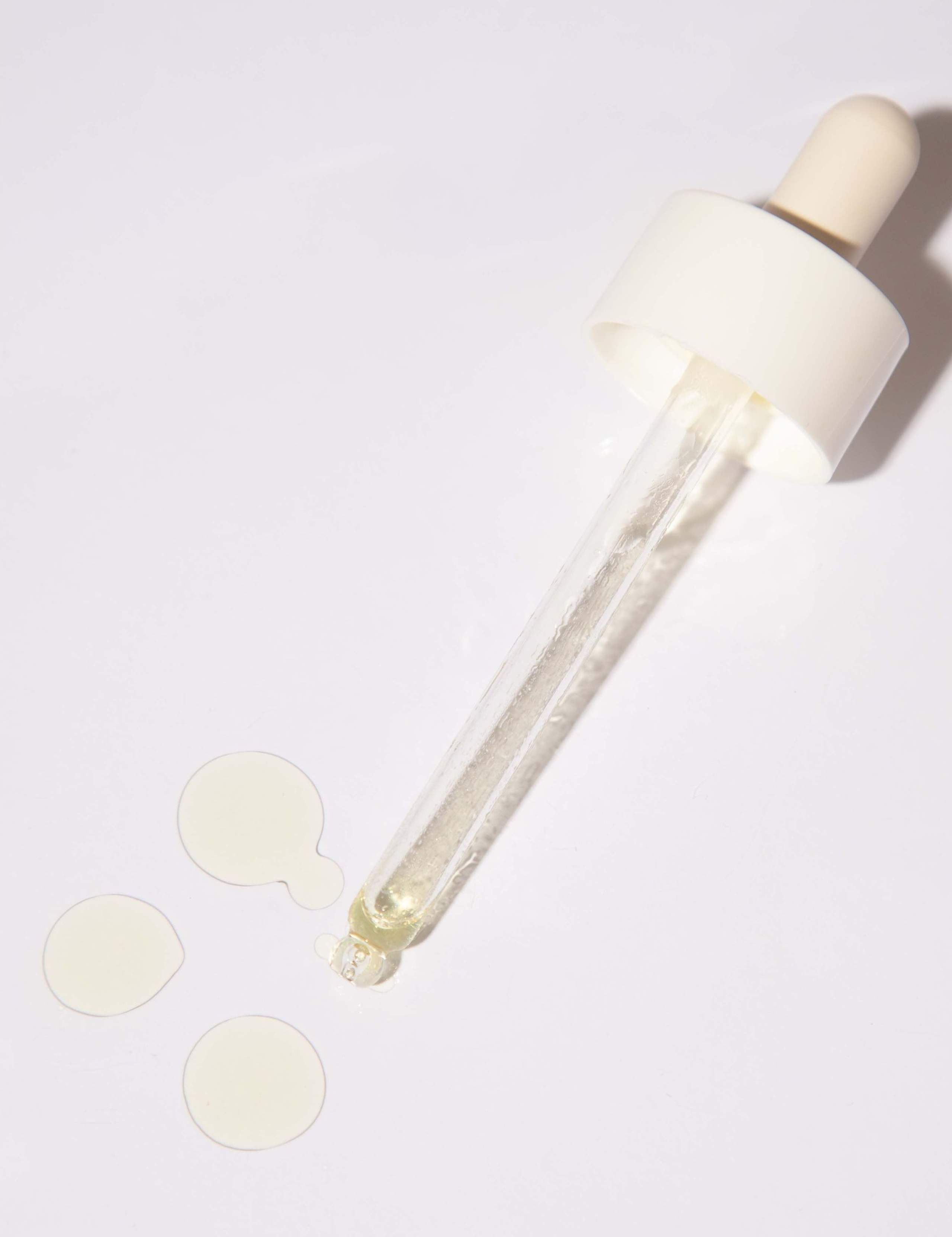 The One That Makes You Glow - Dark Spot Oil Serum SPF 40 30ml 3 of 4