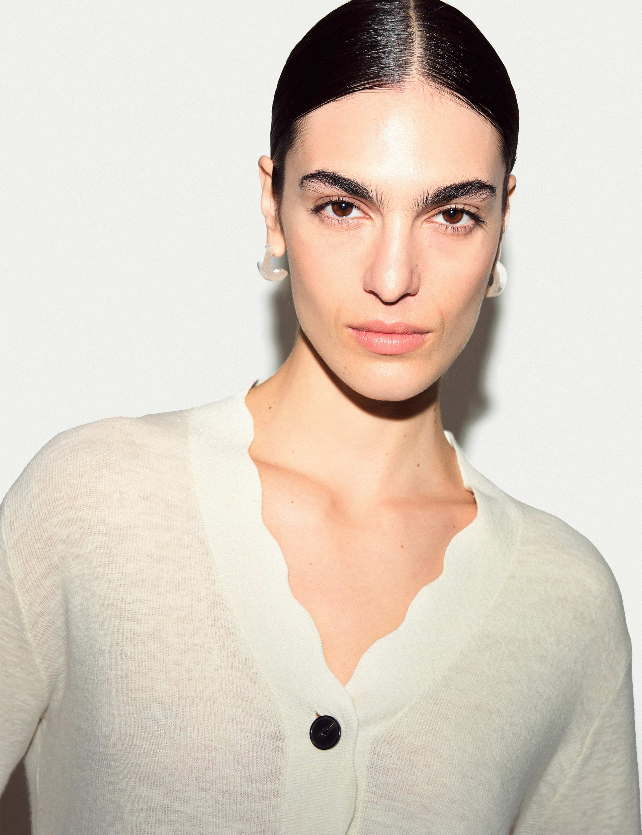 Linen Rich V-Neck Scallop Detail Cardigan 3 of 6