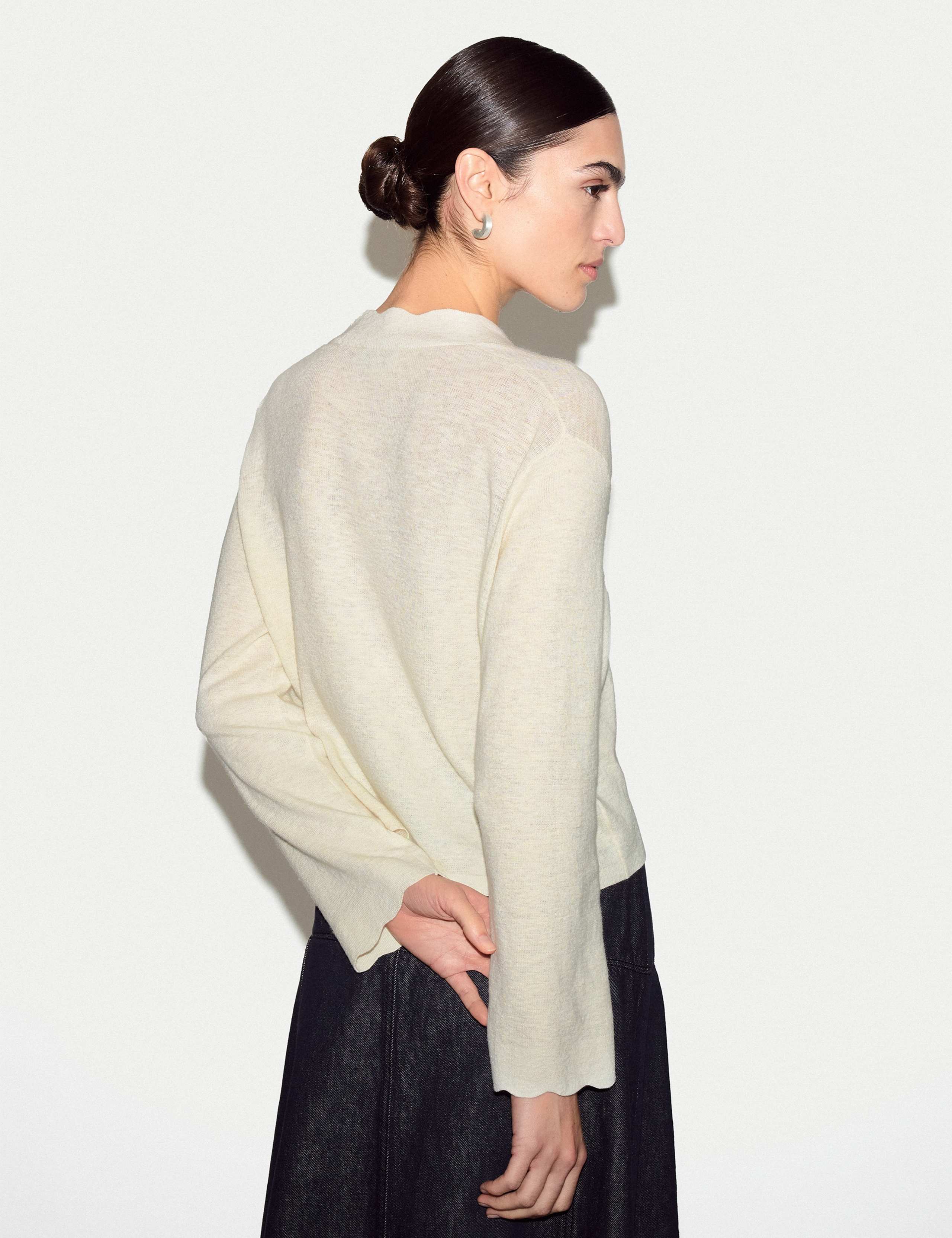 Linen Rich V-Neck Scallop Detail Cardigan 4 of 6