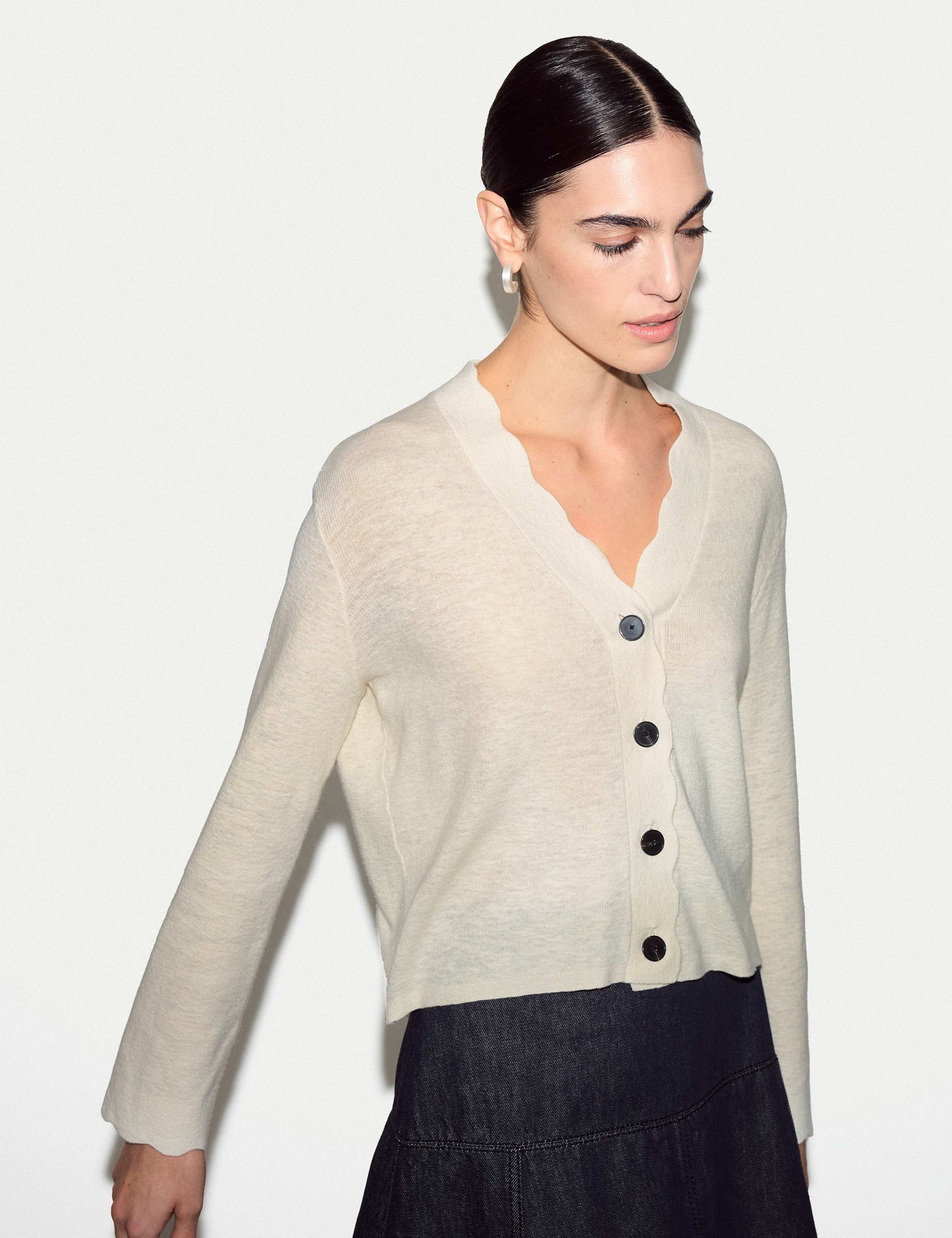 Linen Rich V-Neck Scallop Detail Cardigan 5 of 6