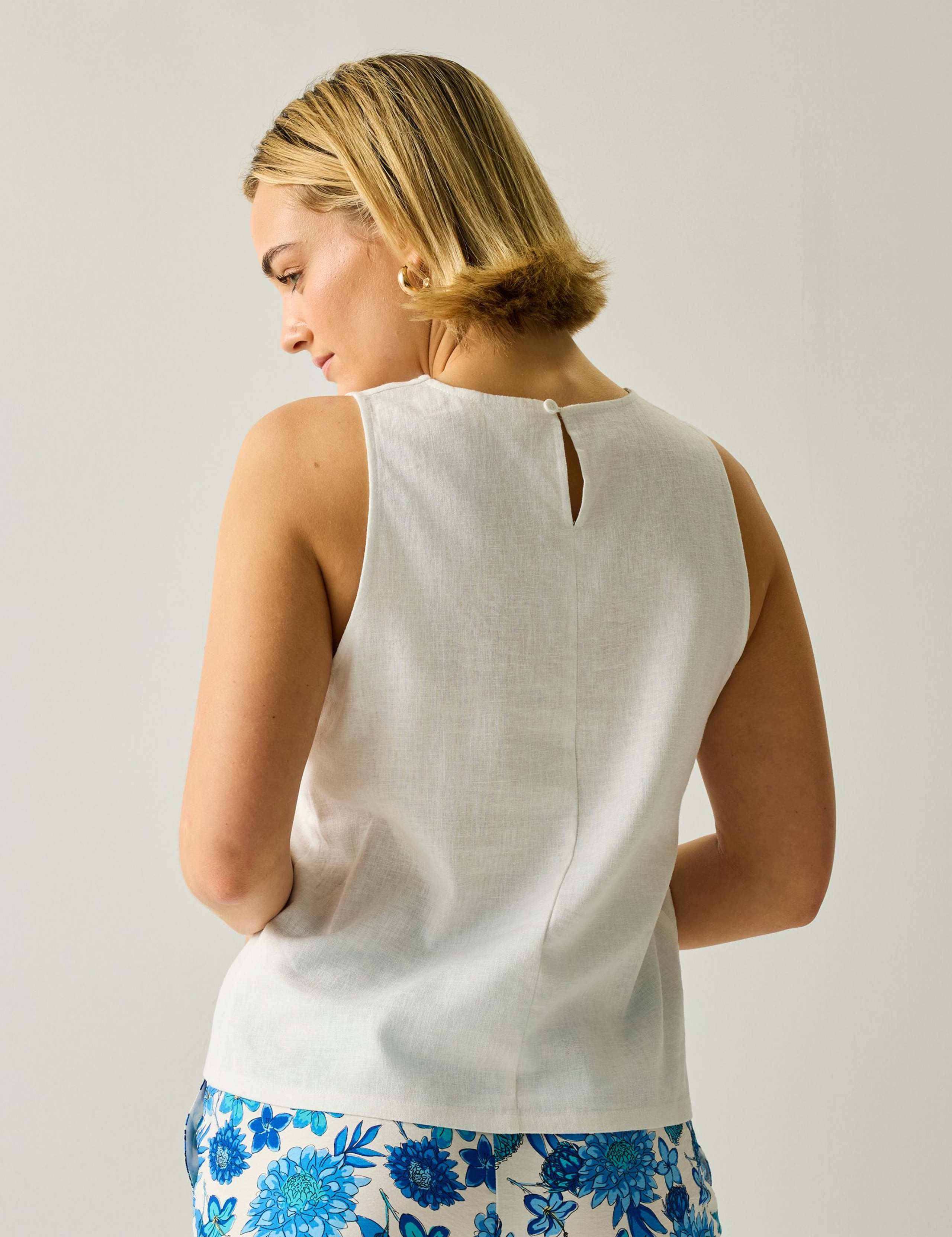 Palomina V-Neck Vest Top with Linen 3 of 5