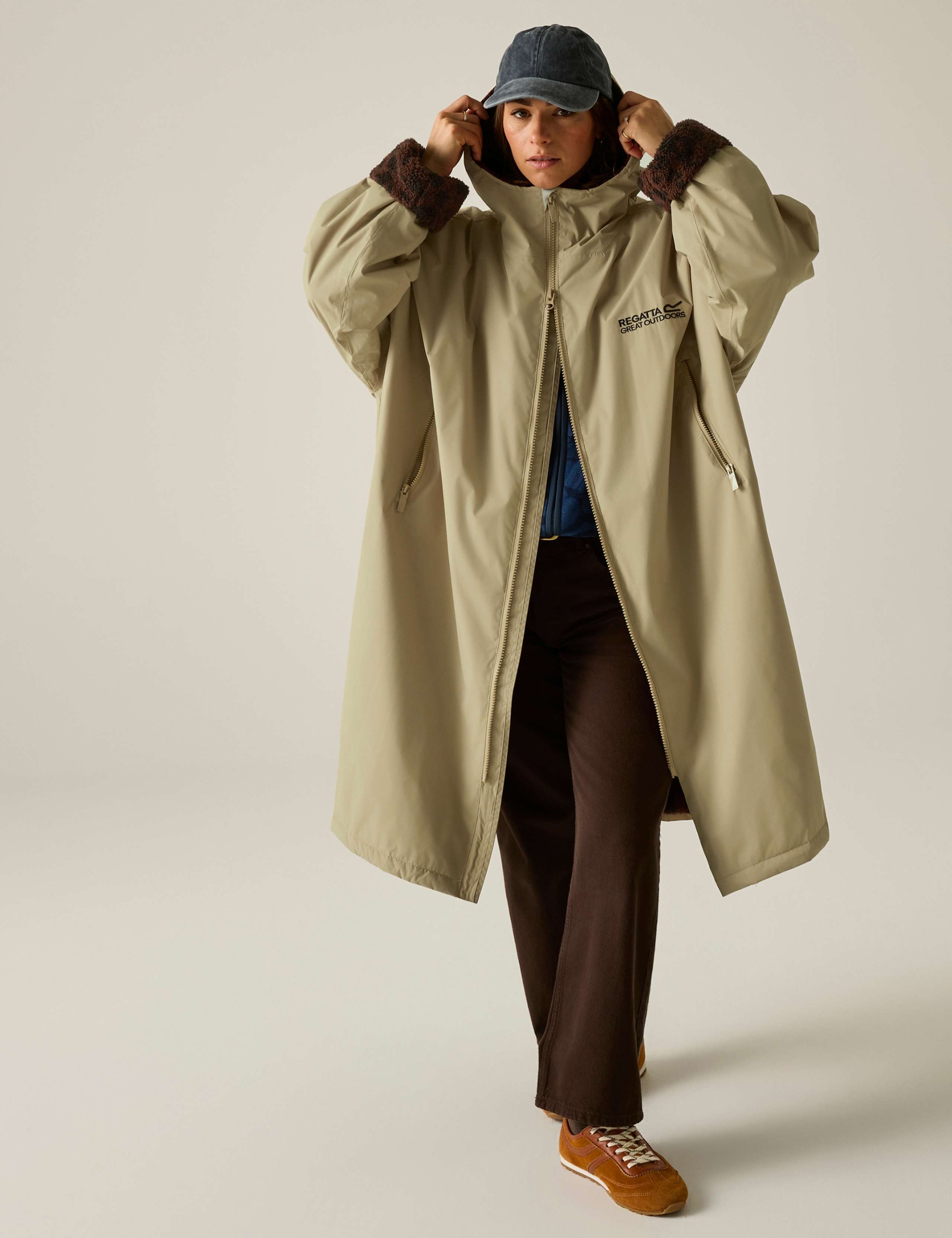 Waterproof Leopard Lined Changing Robe 3 of 7