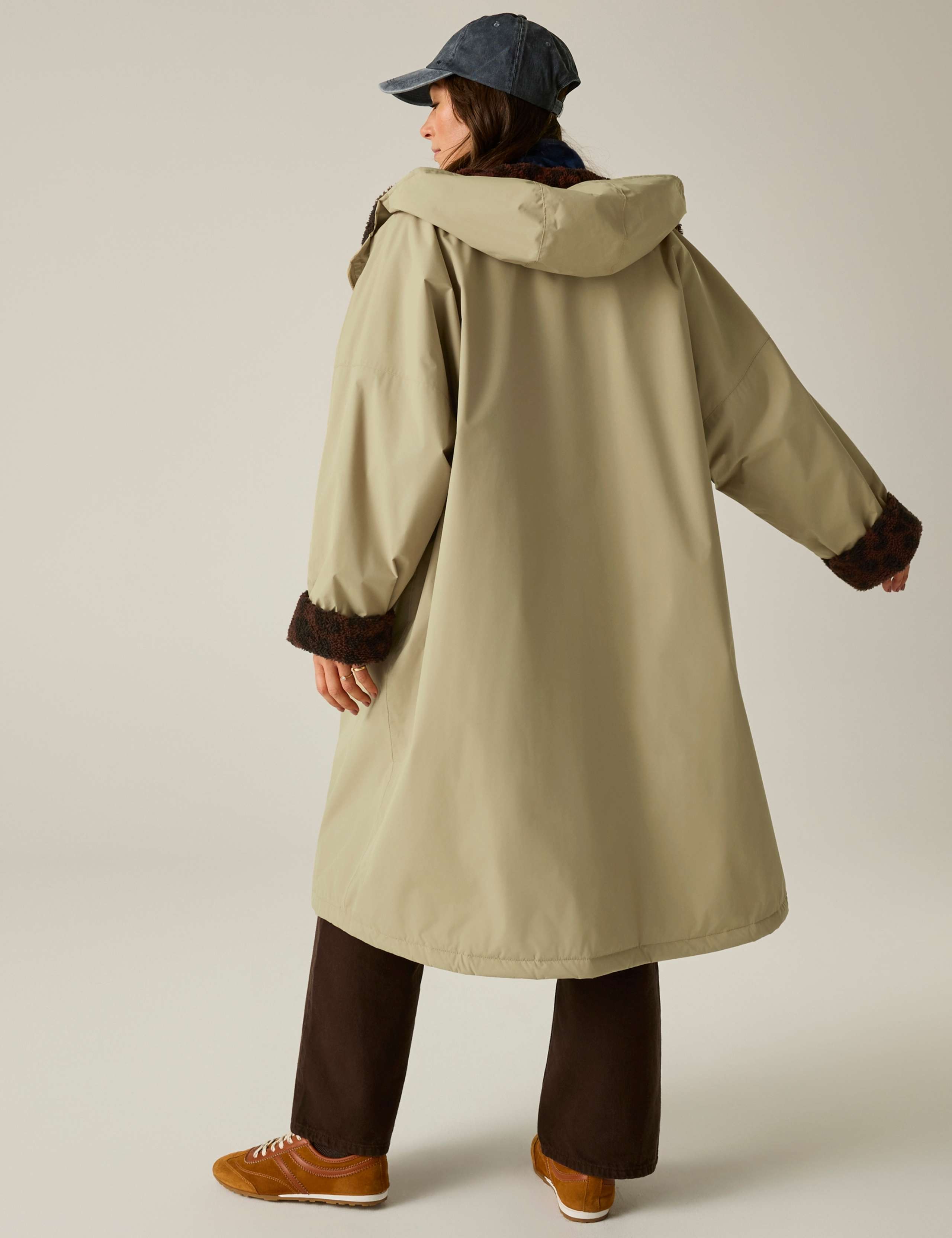 Waterproof Leopard Lined Changing Robe 4 of 7