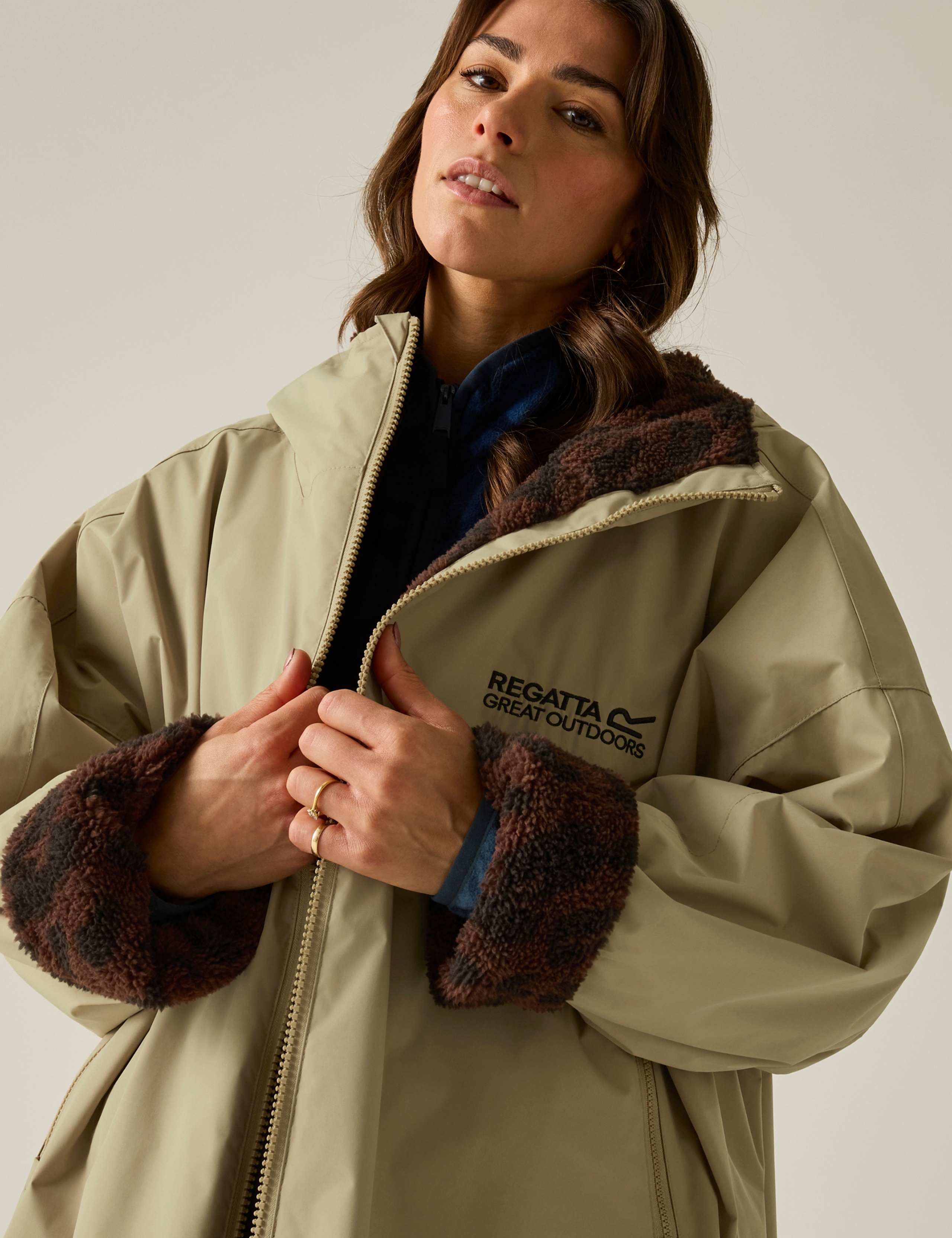 Waterproof Leopard Lined Changing Robe 5 of 7