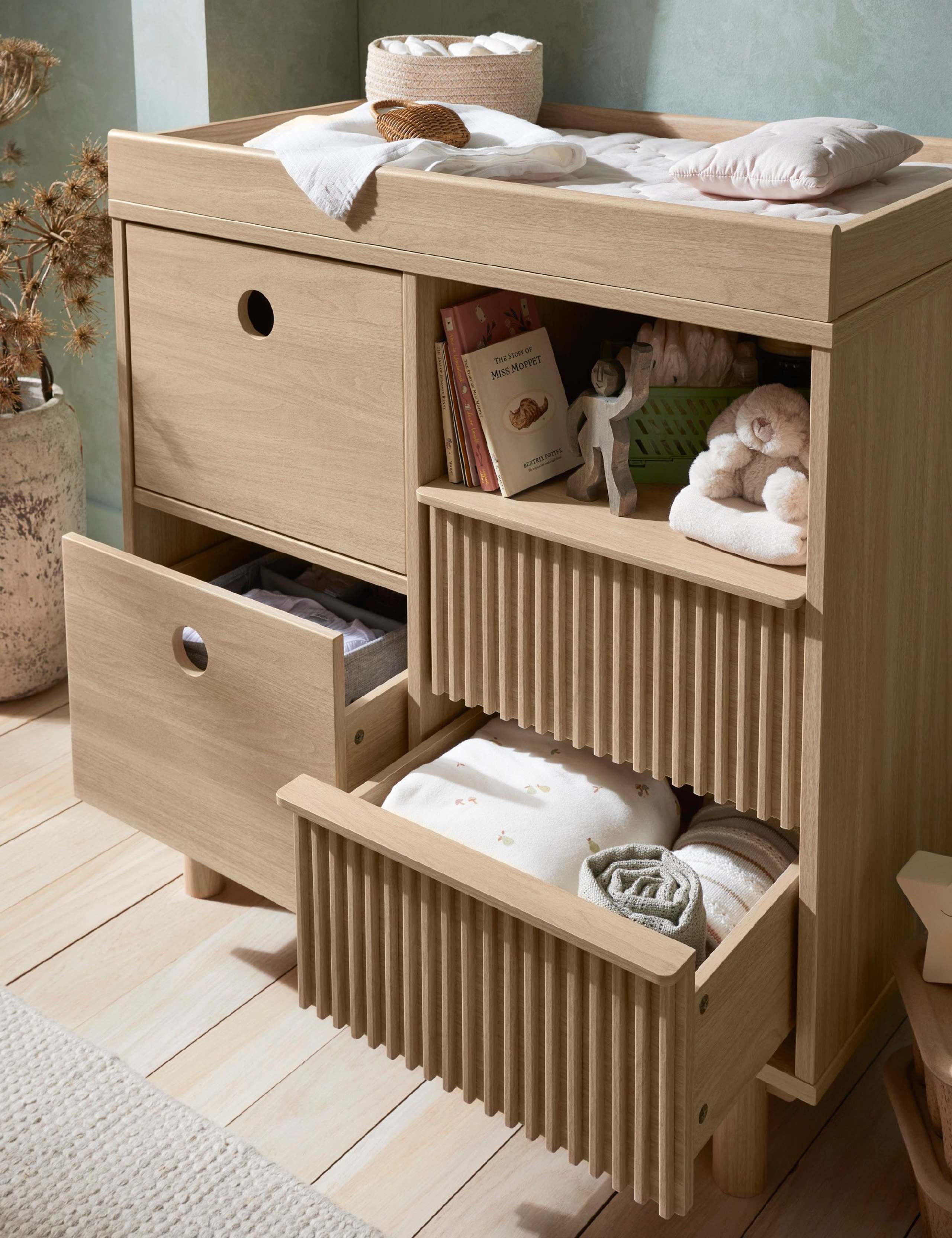 Oska Cot Bed & Narrow Dresser Changer 10 of 11
