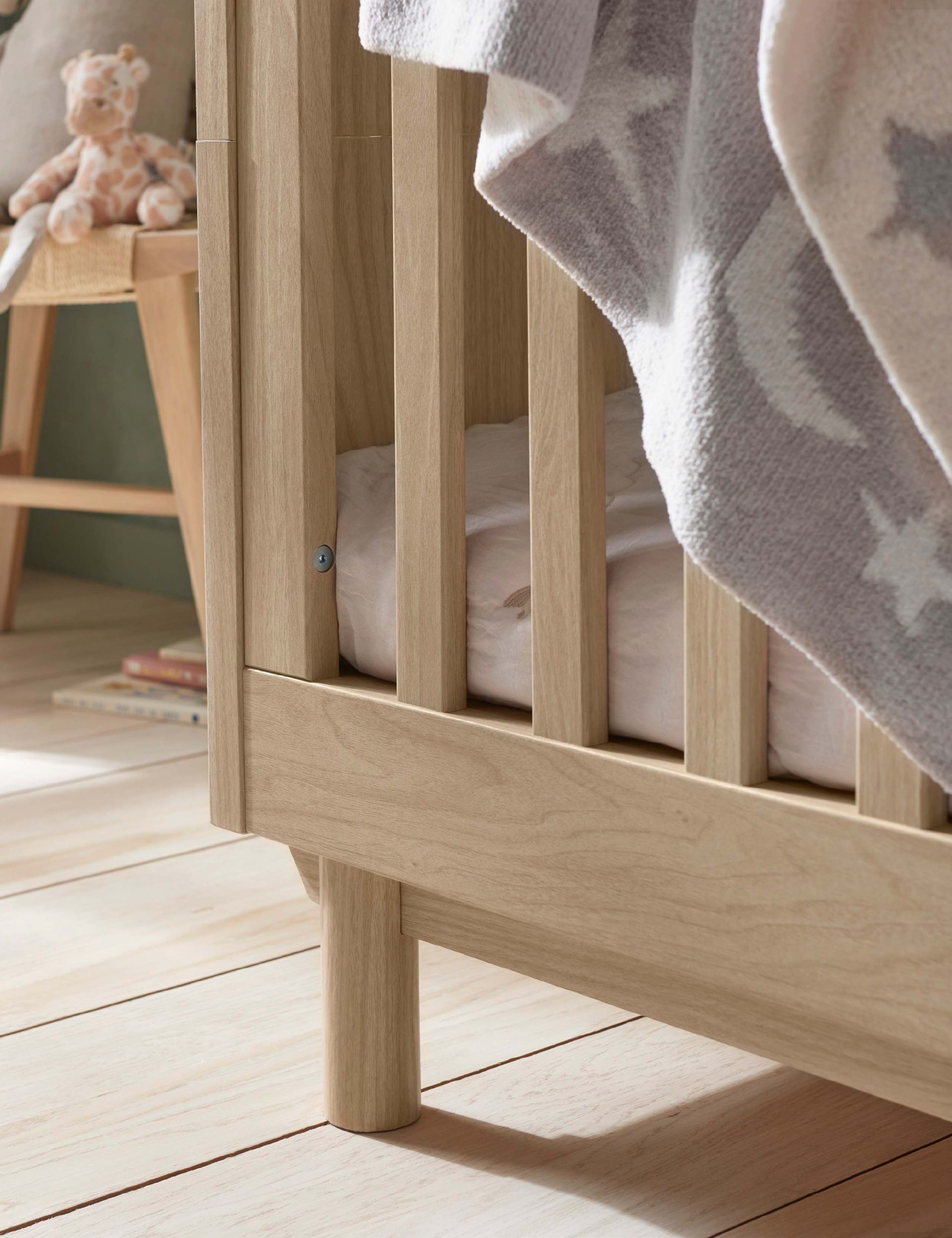 Oska Cot Bed & Wide Dresser Changer 3 of 7