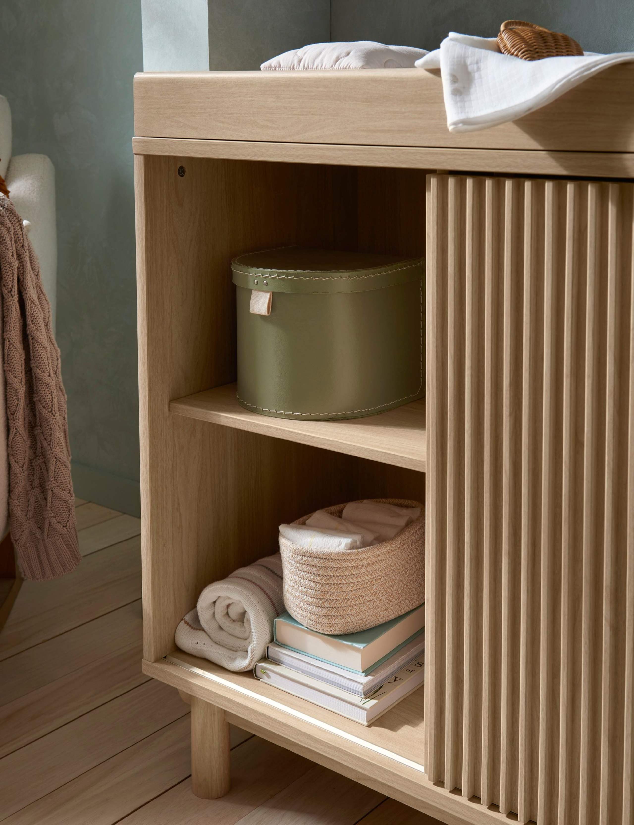 Oska Cot Bed & Wide Dresser Changer 3 of 6
