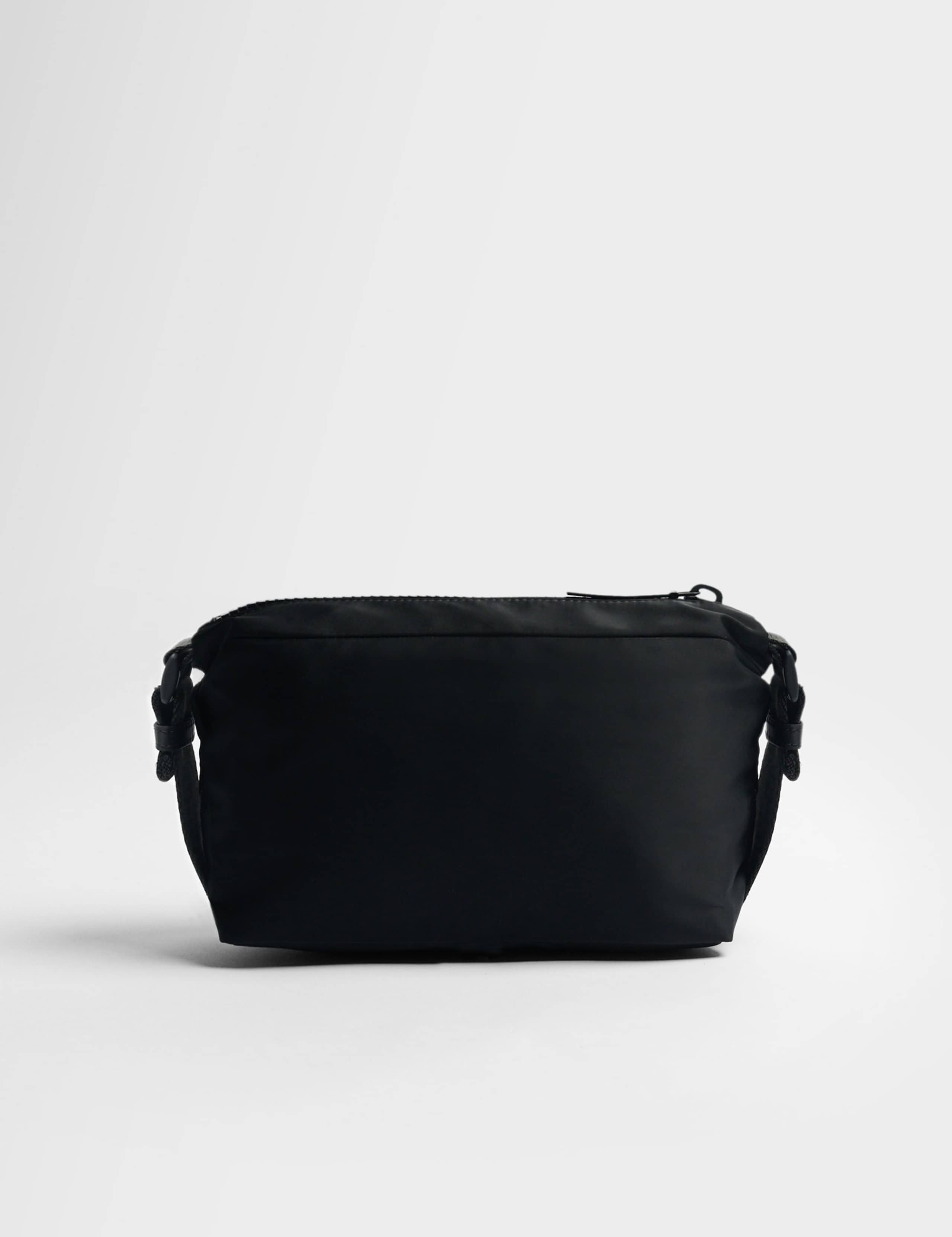 Strive Water Resistant Wash Bag 3 of 7