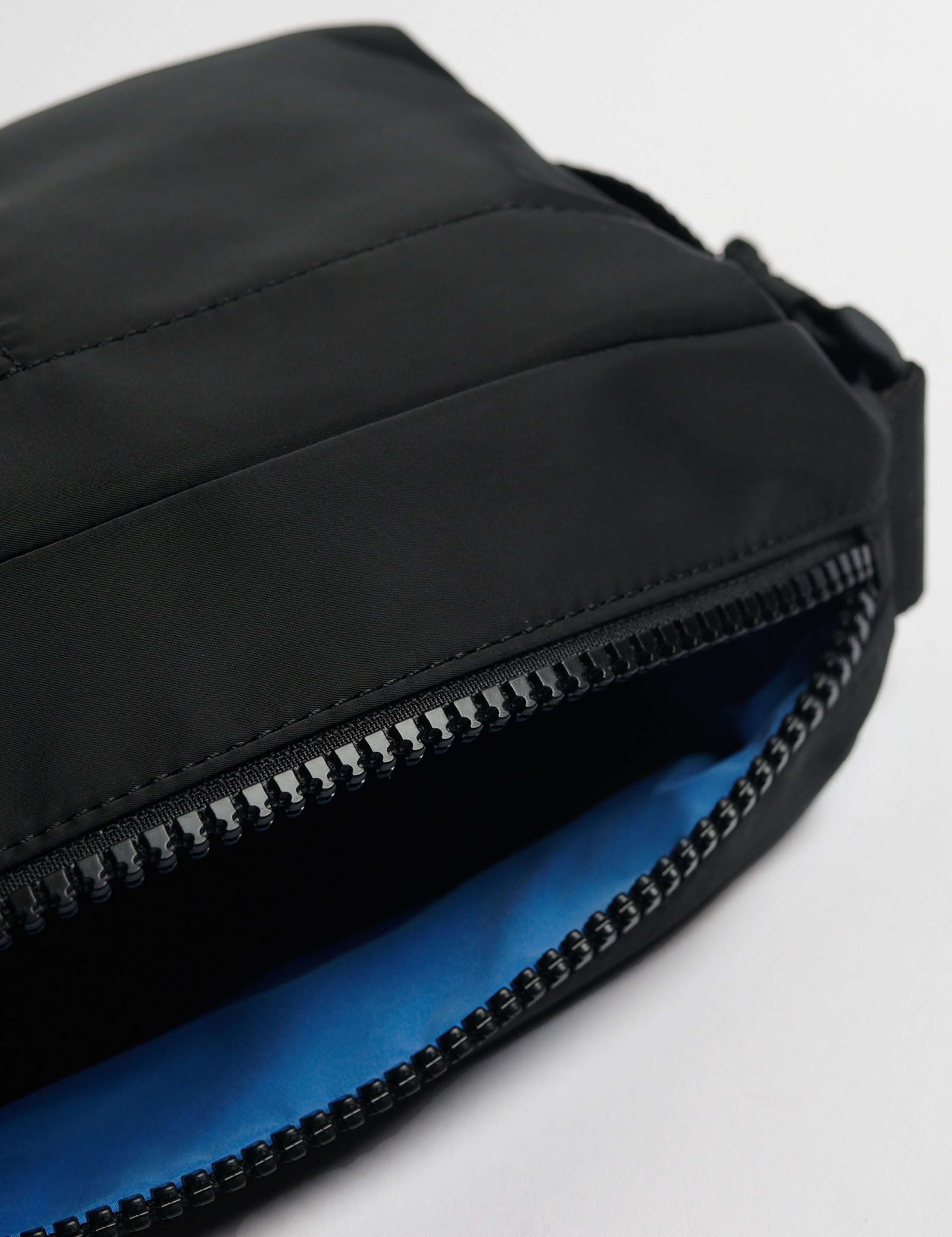 Strive Water Resistant Wash Bag 4 of 7