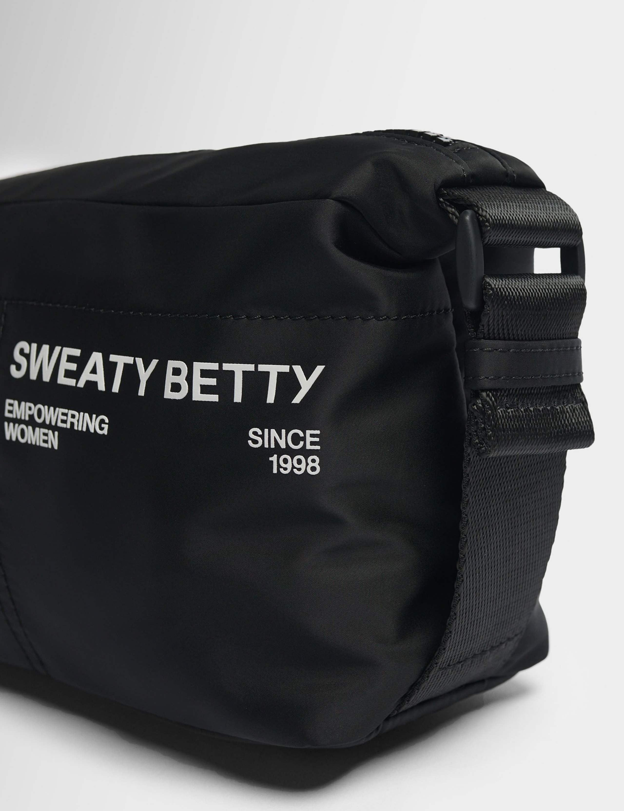 Strive Water Resistant Wash Bag 5 of 7