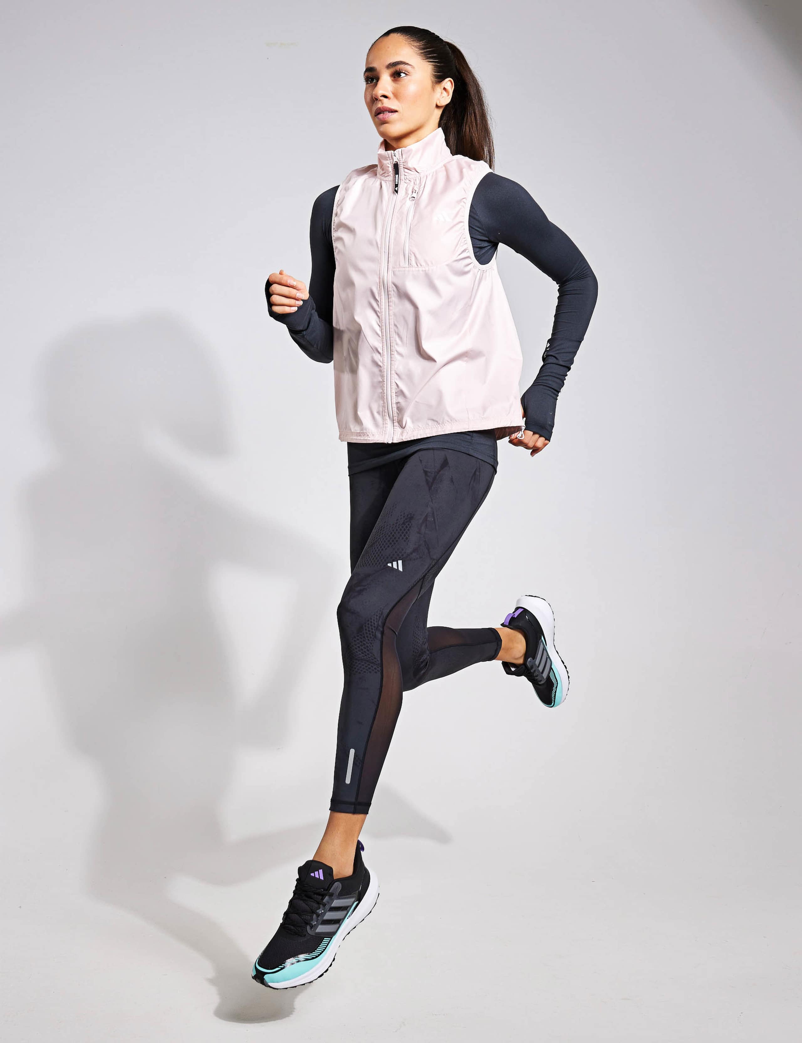 Own The Run Funnel Neck Gilet 2 of 4