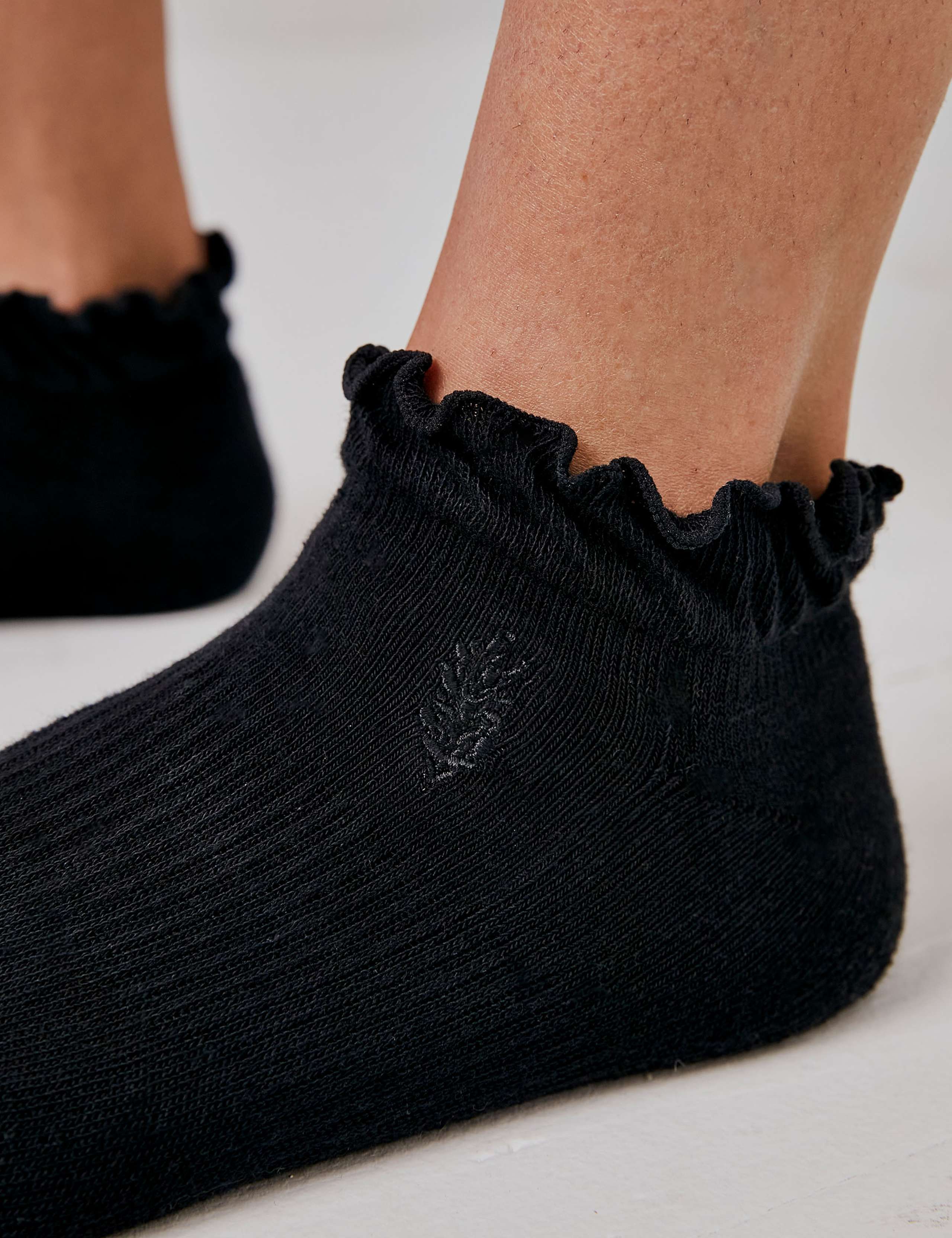 Movement Ruffle Trainer Socks 1 of 2