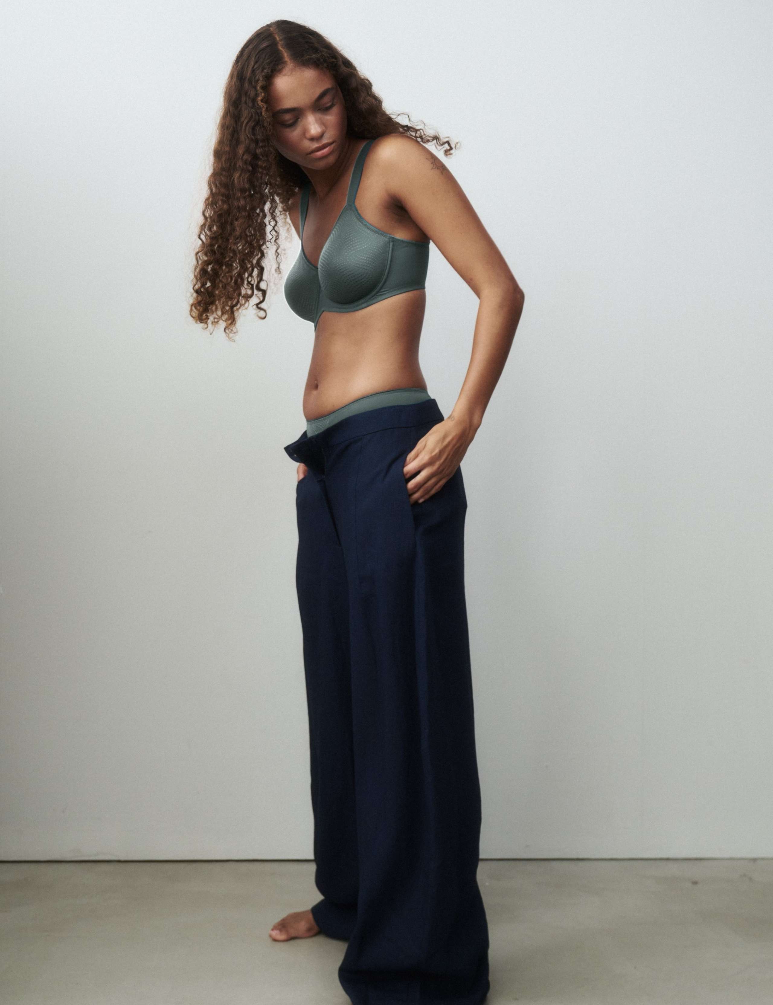 Essential Wired Full Cup Minimiser Bra (C-F) 3 of 6