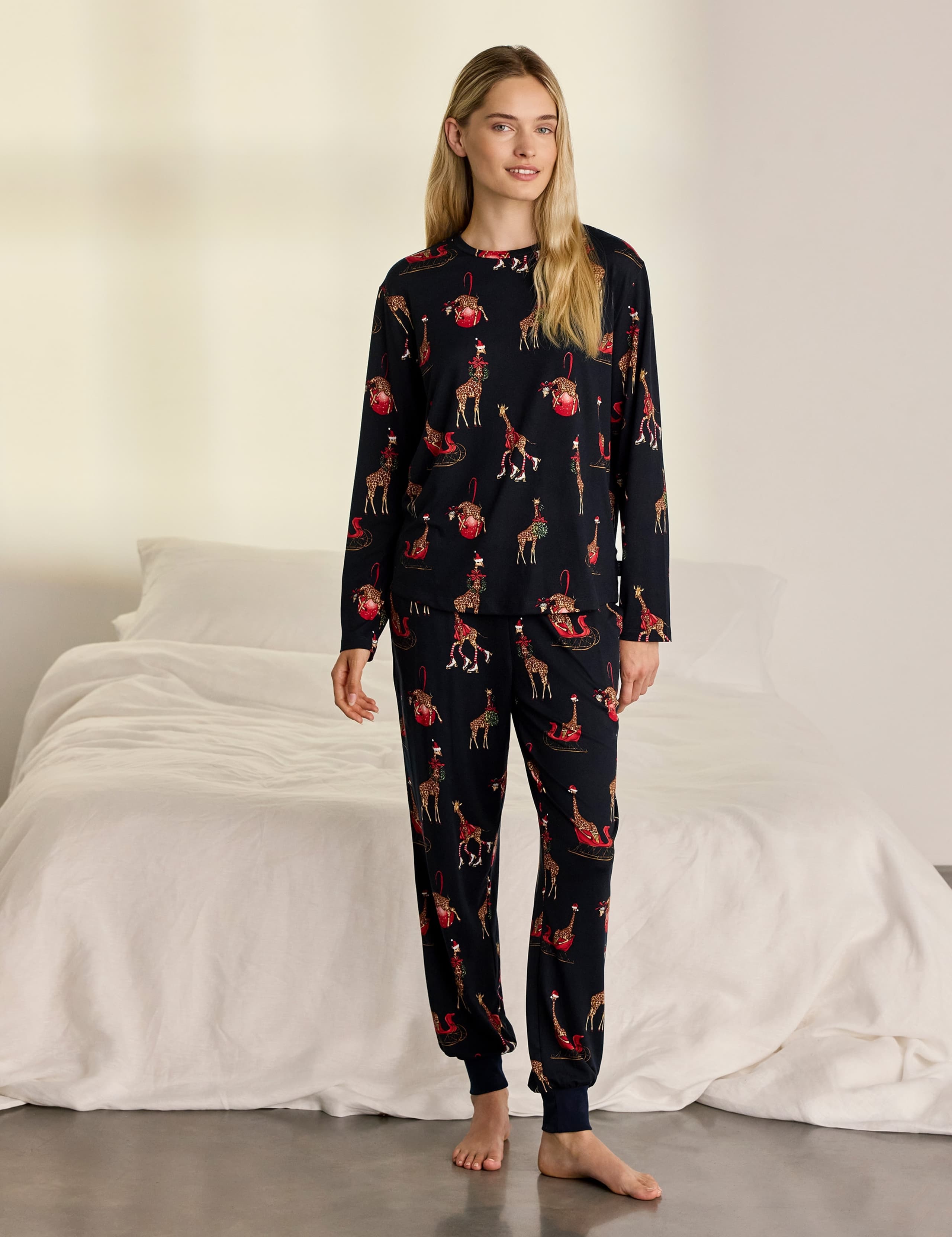 Family Christmas Giraffe Print
Pyjama Set 4 of 8
