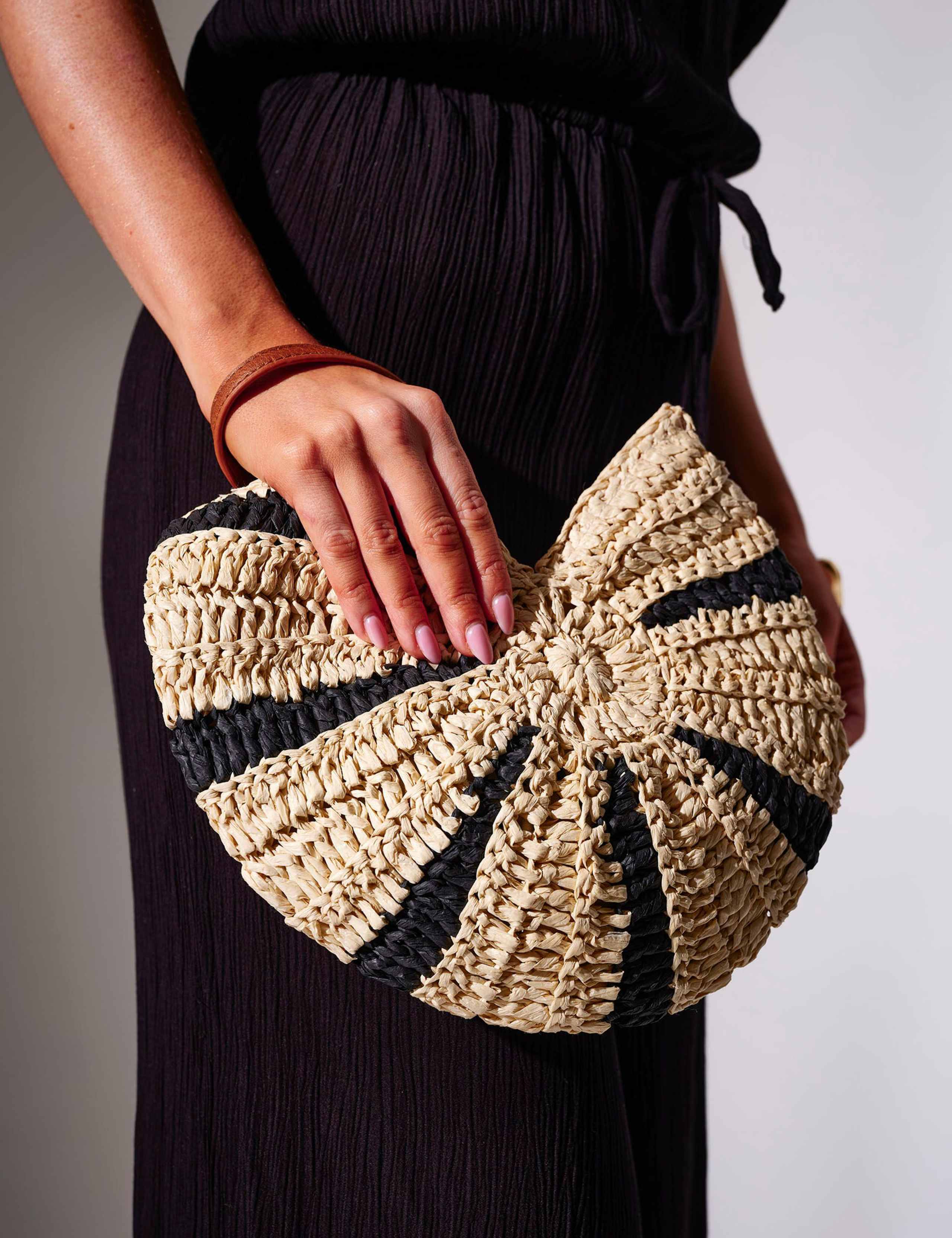 Straw Woven Seashell Clutch Bag 3 of 4