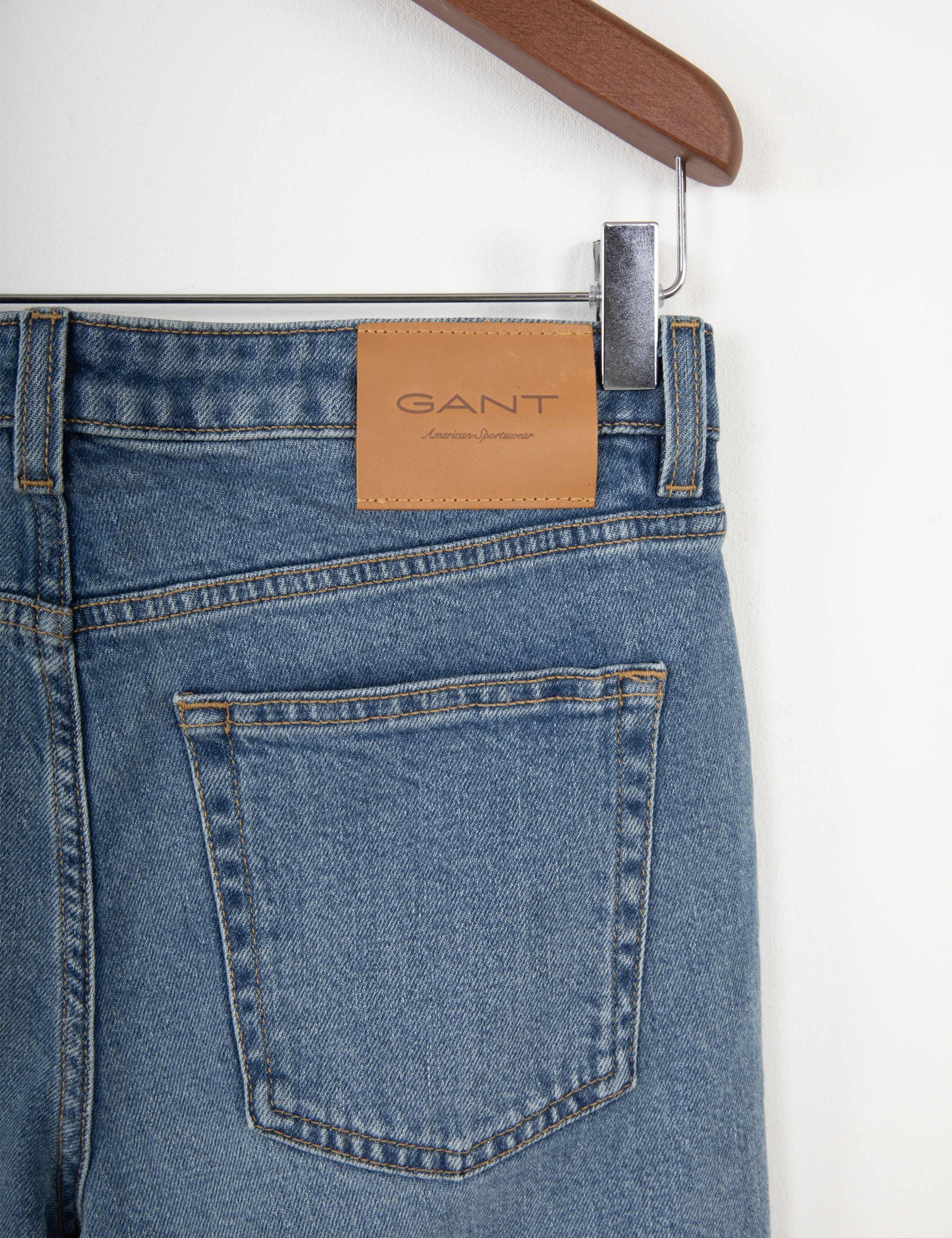 Mid Rise Straight Leg Cropped Jeans 3 of 4