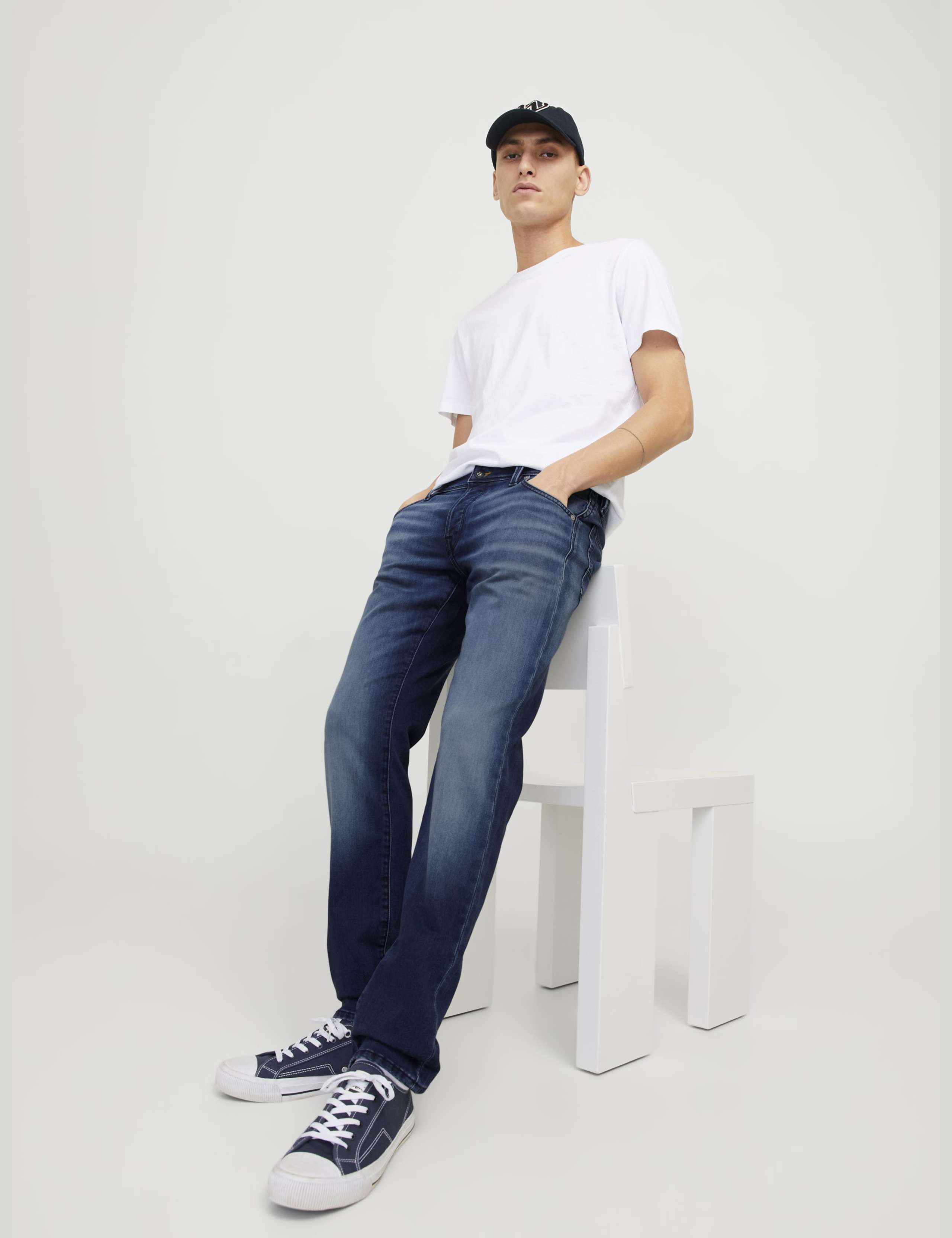 Tapered Fit Cotton Blend 5 Pocket Jeans 7 of 9