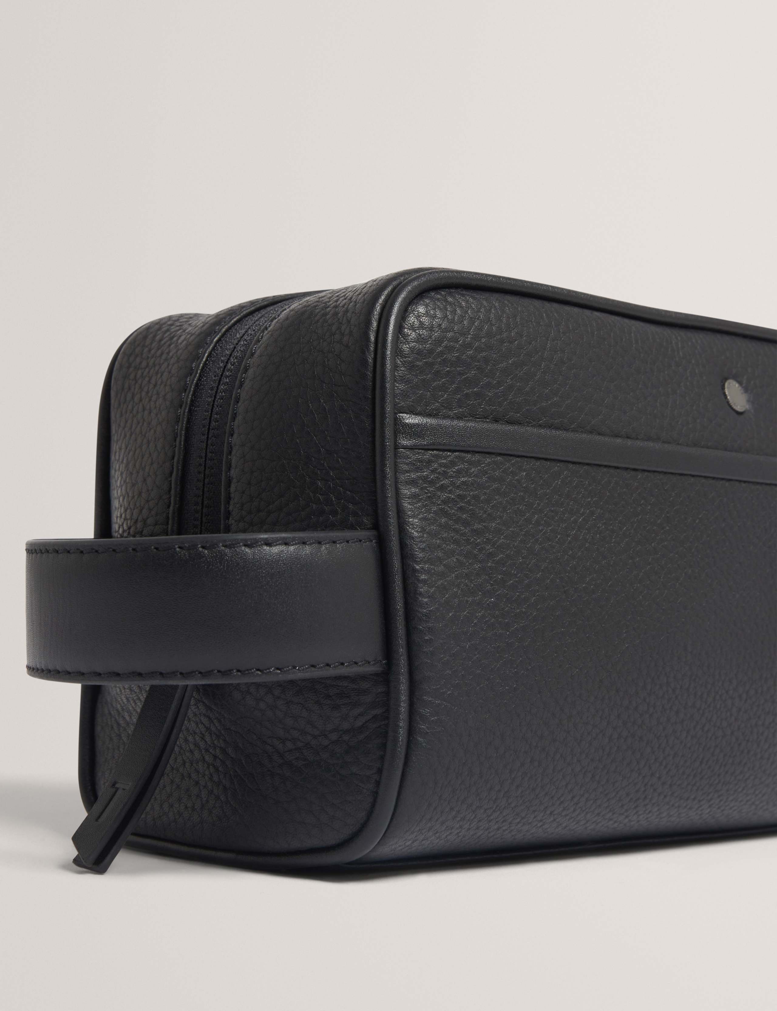 Leather Pebble Grain Washbag 4 of 4
