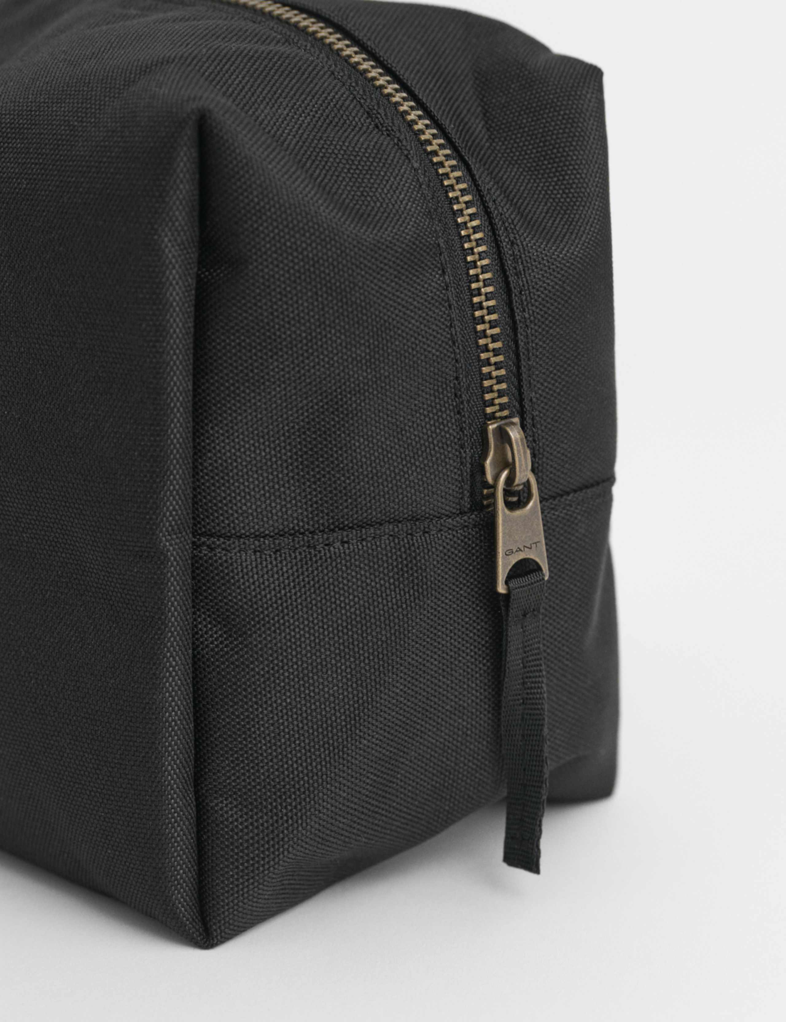 Logo Washbag 2 of 4