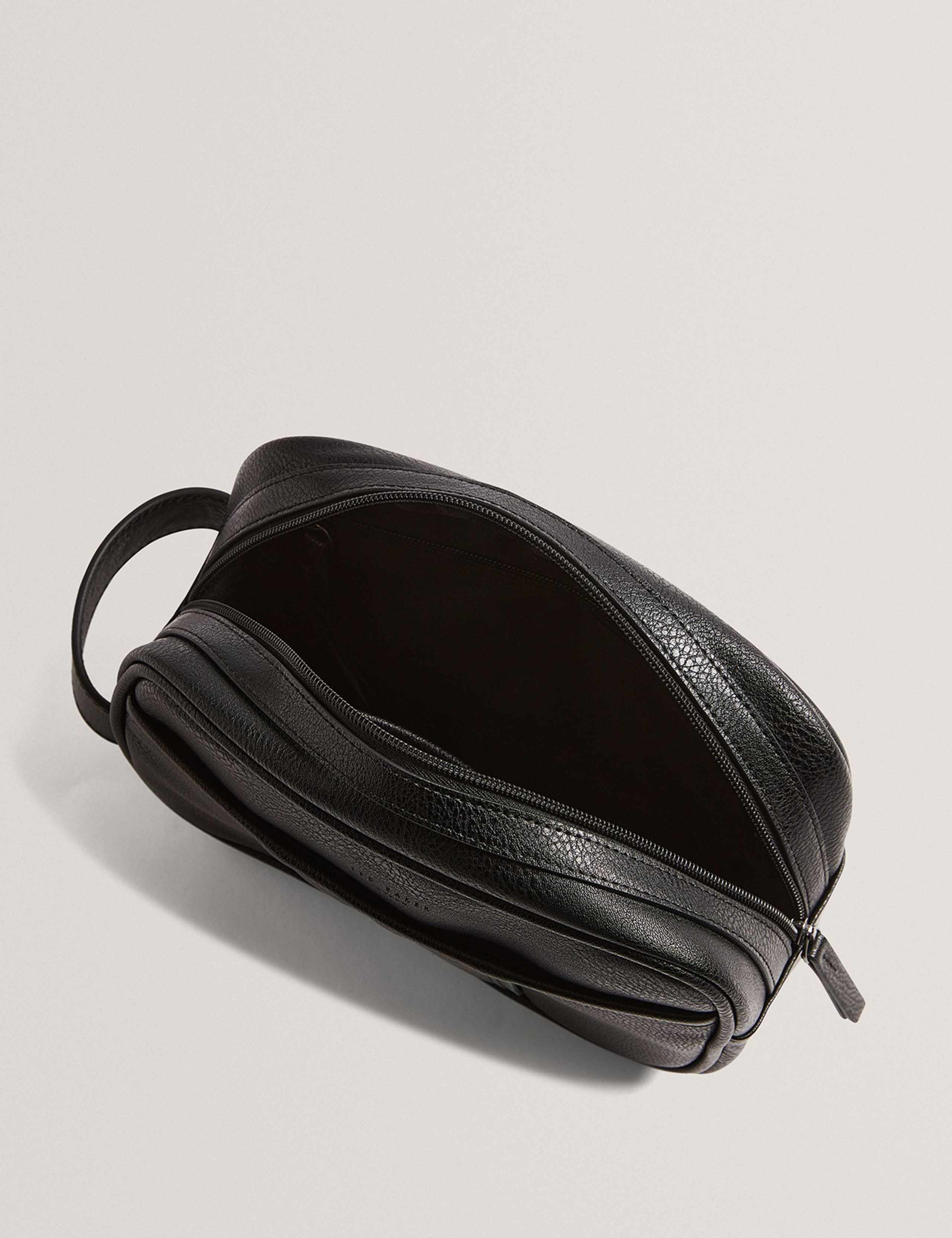 Textured Washbag 2 of 4