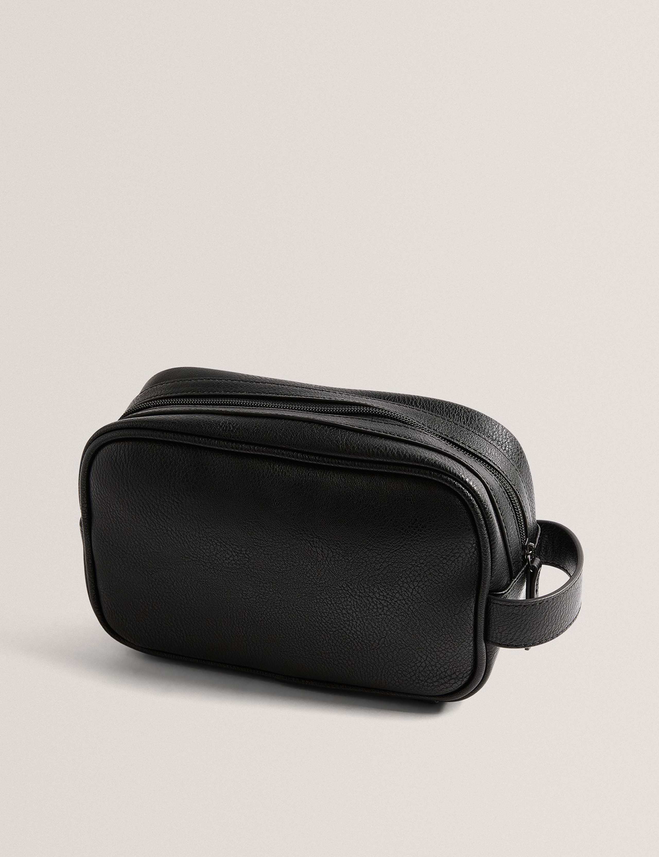 Textured Washbag 3 of 4