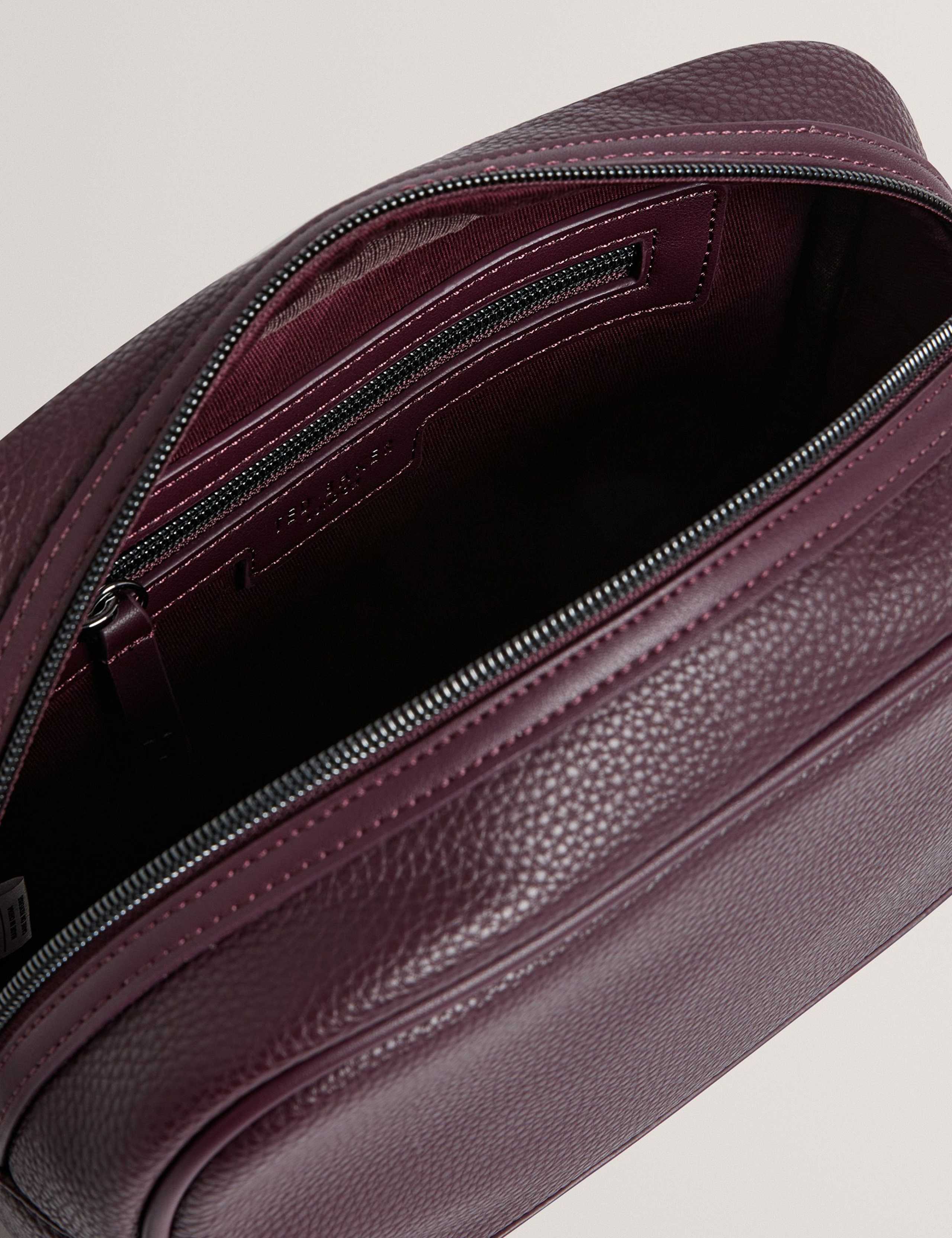 Textured Washbag 2 of 3