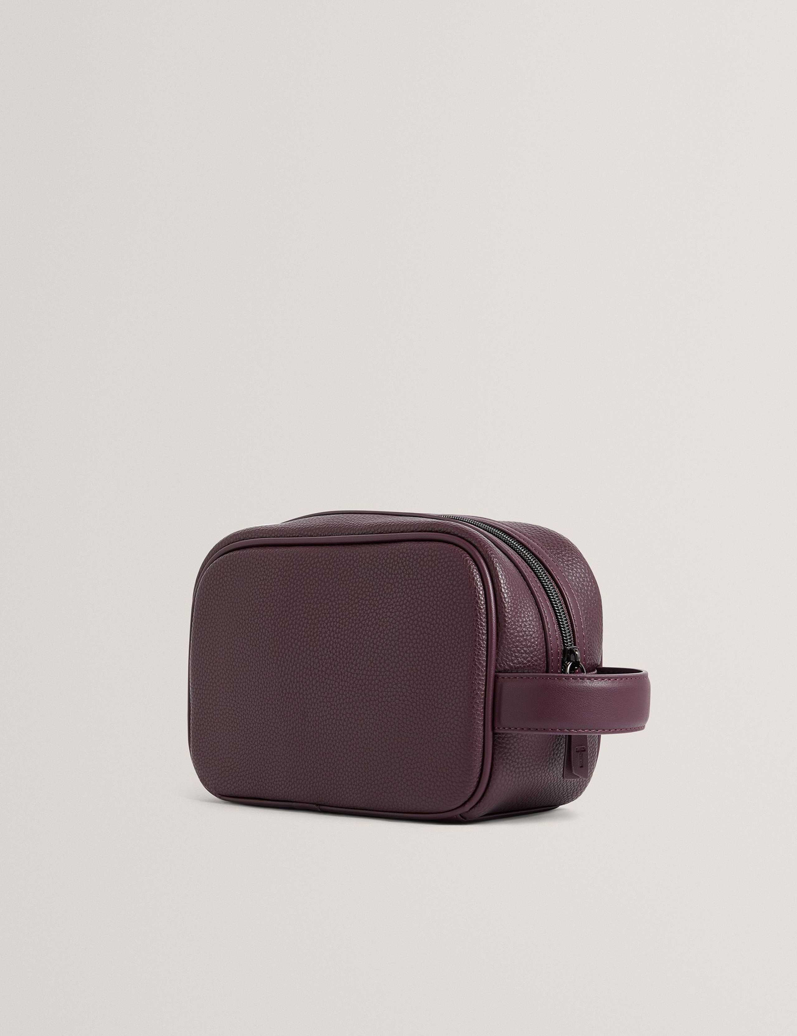 Textured Washbag 3 of 3