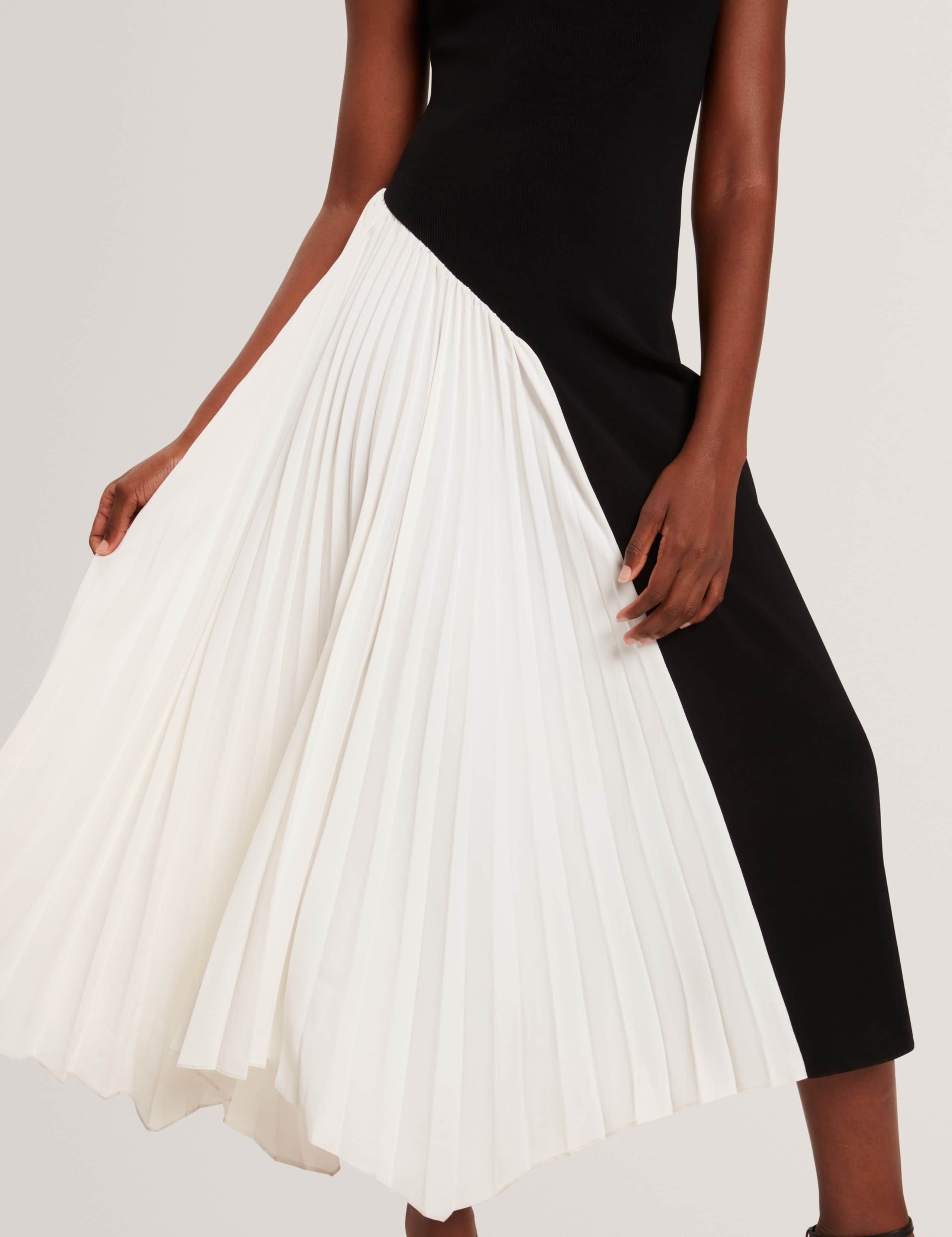 Knitted Contrast Panel Pleated Maxi Dress 6 of 7