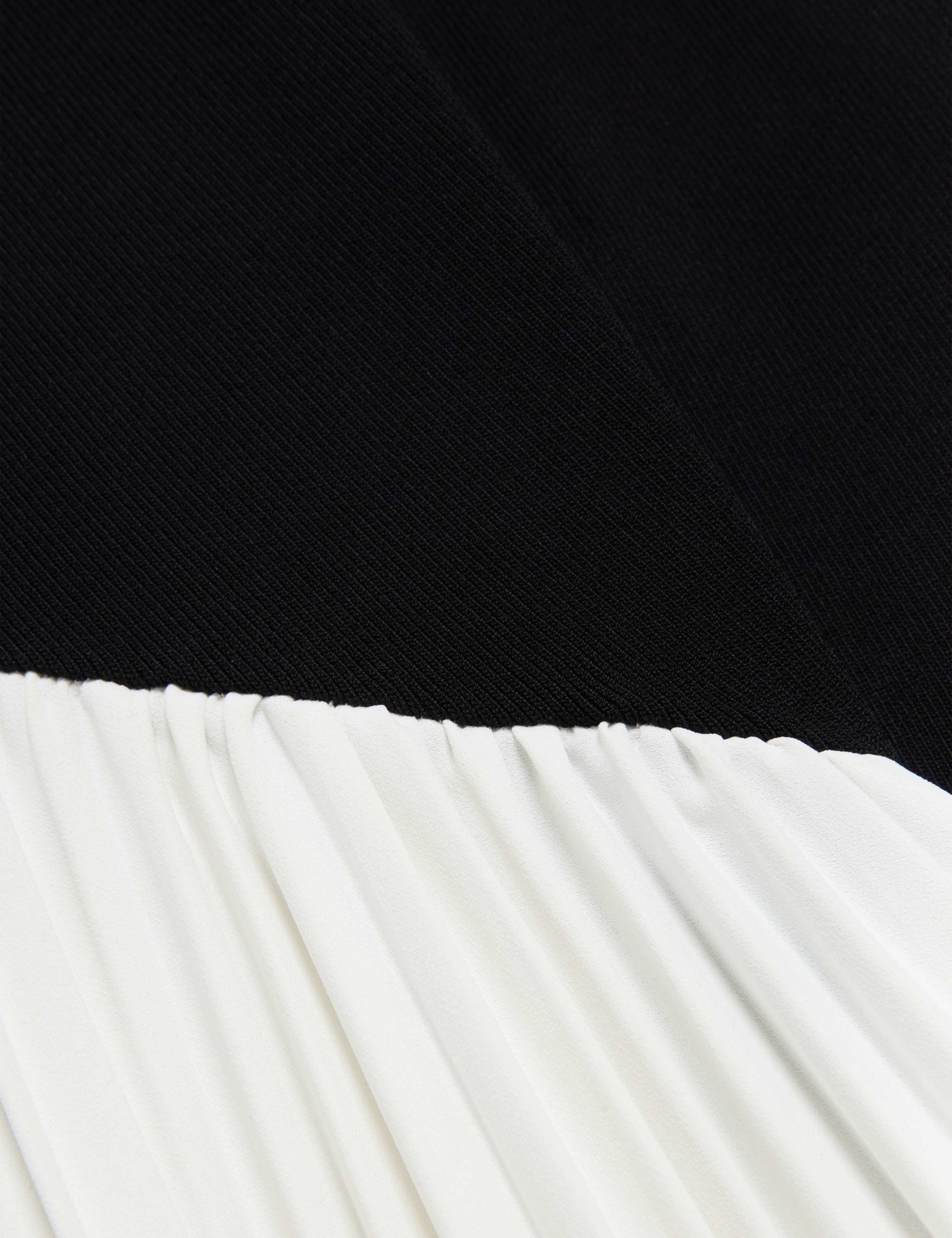 Knitted Contrast Panel Pleated Maxi Dress 7 of 7