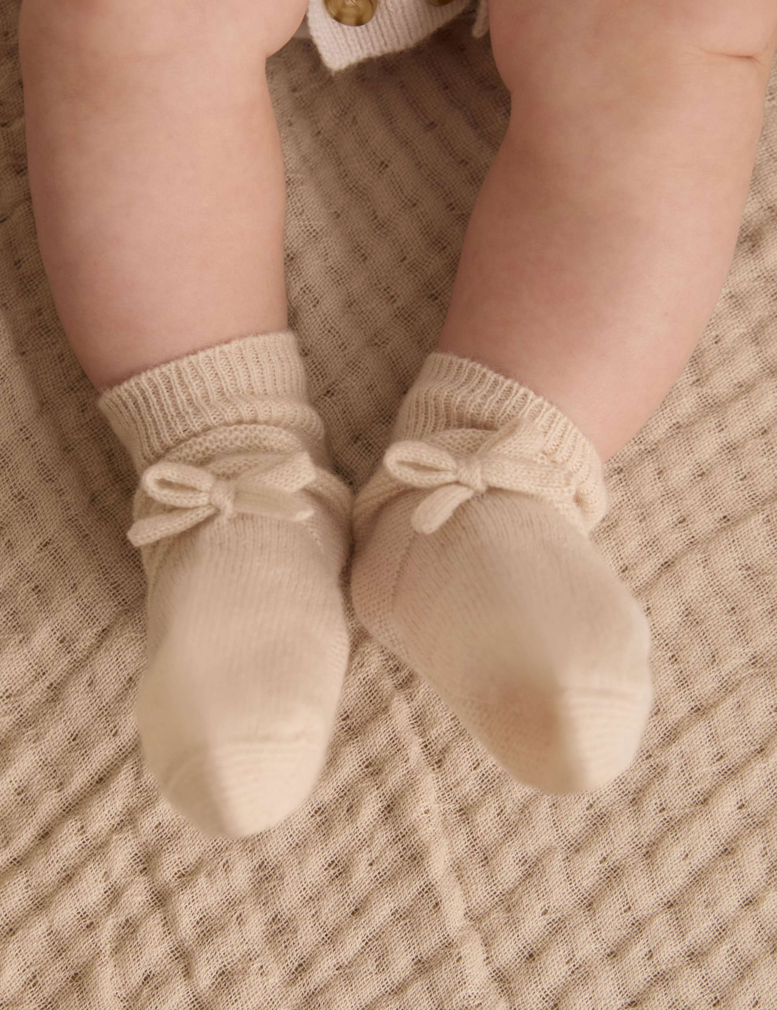 Kids' Pure Cashmere Knitted Boots and Mittens 4 of 6